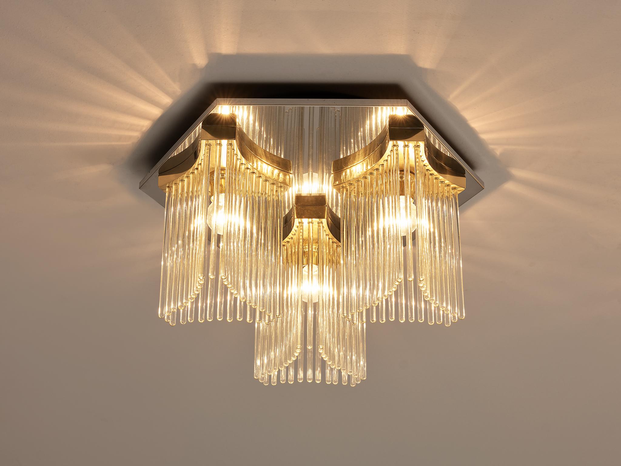 Gaetano Sciolari, plafoniera, vetro, metallo, Europa, anni '80

Questa splendida plafoniera, disegnata da Gaetano Sciolari negli anni '80, è caratterizzata da un apparecchio a soffitto poligonale con tre lampadine. Intorno alle lampadine ci sono