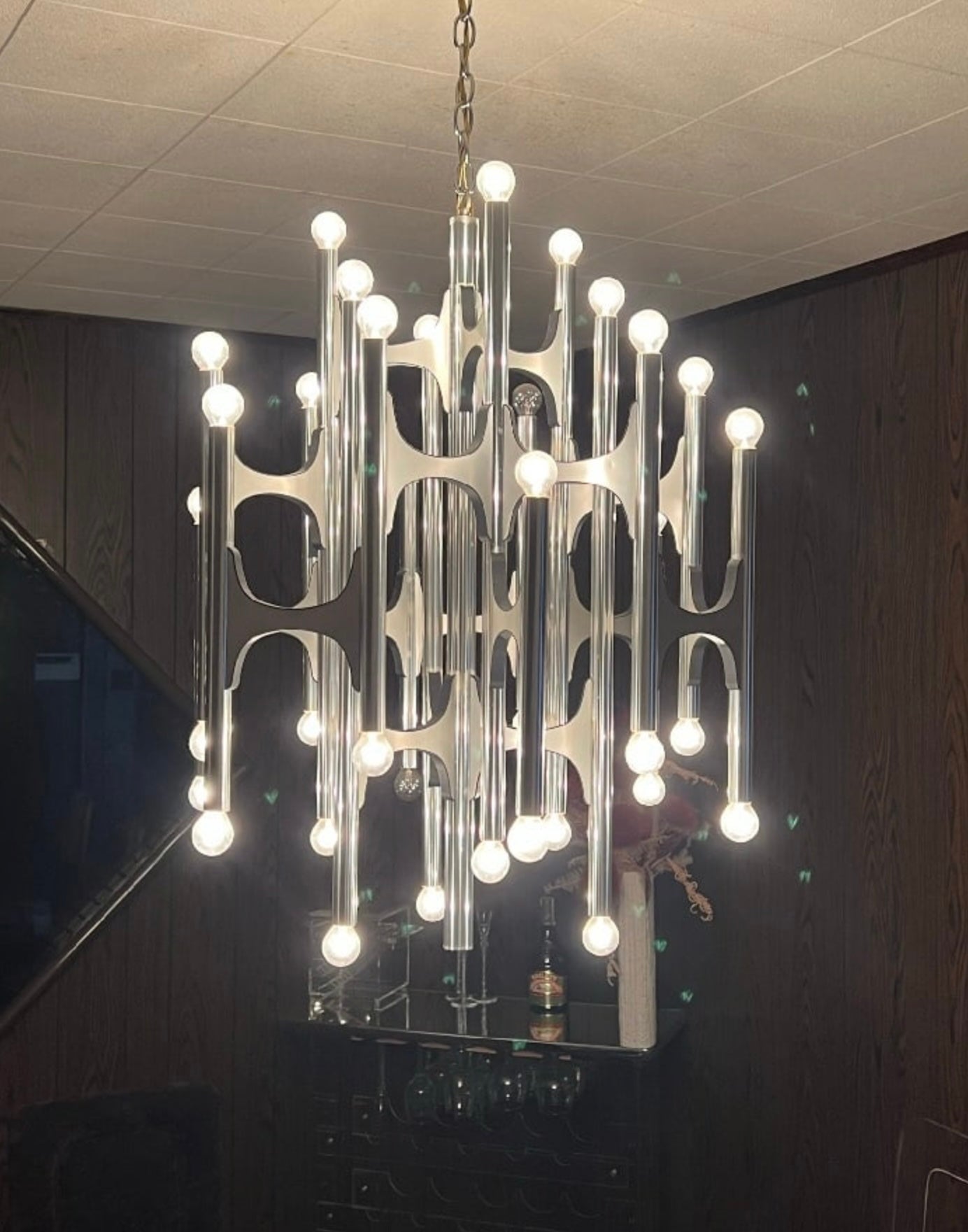 Una hermosa araña vintage de Gaetano Sciolari con creo que 32 luces si he contado bien. En la foto aparece en la casa de la que la sacamos, con bombillas. Lo vendemos sin las bombillas. Admiten bombillas con casquillo candelabro estándar. Está en