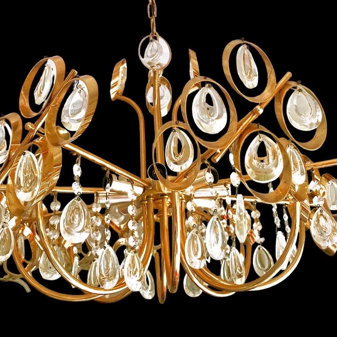 Exceptional Gaetano Sciolari chandelier with gilt gold structure glass Murano. The Design and the quality of the glass make this piece the best of the italian Design.
This unique Gaetano Sciolari chandelier in gilt gold glass murano are superb