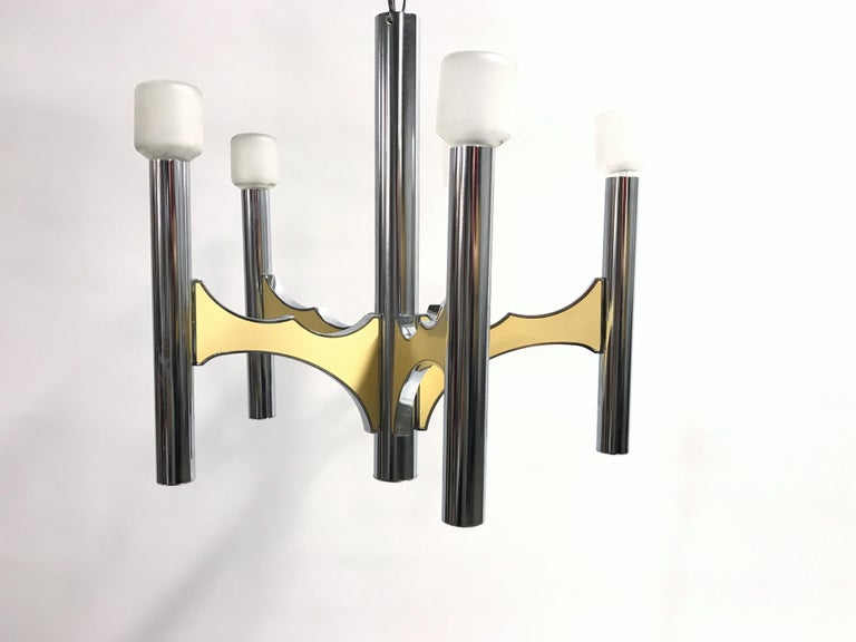 Heavy chrome sciolari chandelier with beige lacquer.

This 5 lightpoint chandelier is in good condition and has been tested.

It can be used with regular E14 candle light bulbs.

1970s - Italy.

Dimensions:
Height 80cm/31.49