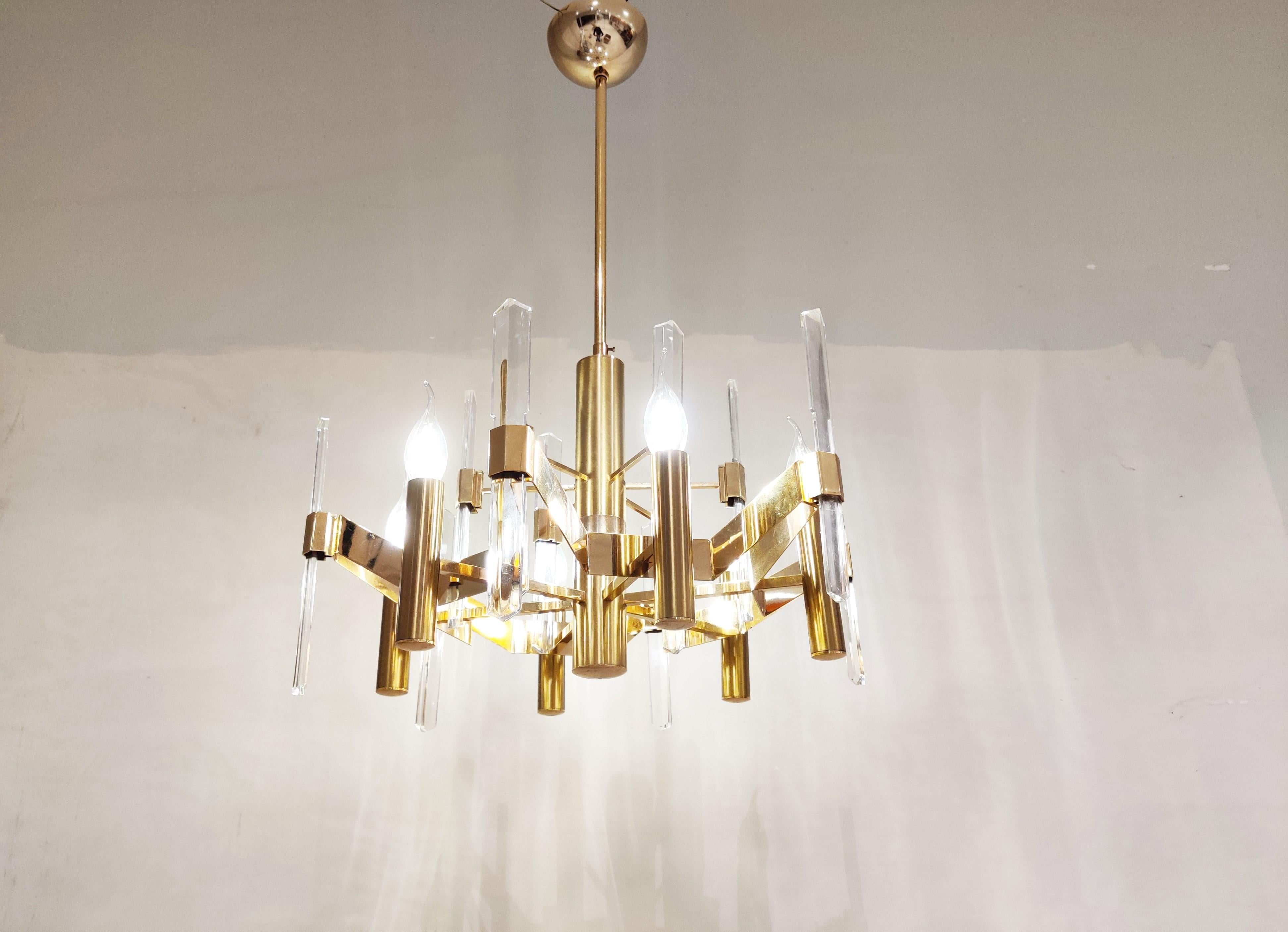 Beautiful chandelier by Gaetano Sciolari with 6 lightpoints.

The chandelier is made of brass and crystal and emits a beautiful light.

It can be used with regular E27 light bulbs.

1970s - Italy

Tested and ready to