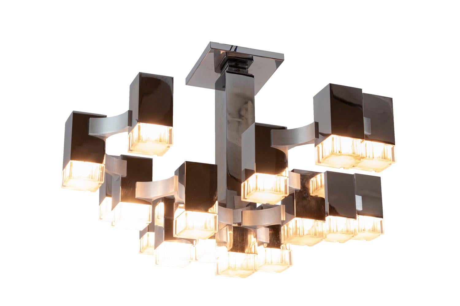 Gaetano Sciolari, attributed to.
Chandelier Cubic model with square section in chrome brushed steel with 37 light covered with Lucite cubes, displayed all around the central shaft in a geometric way.

Model design in the 1960-1970 and produced in