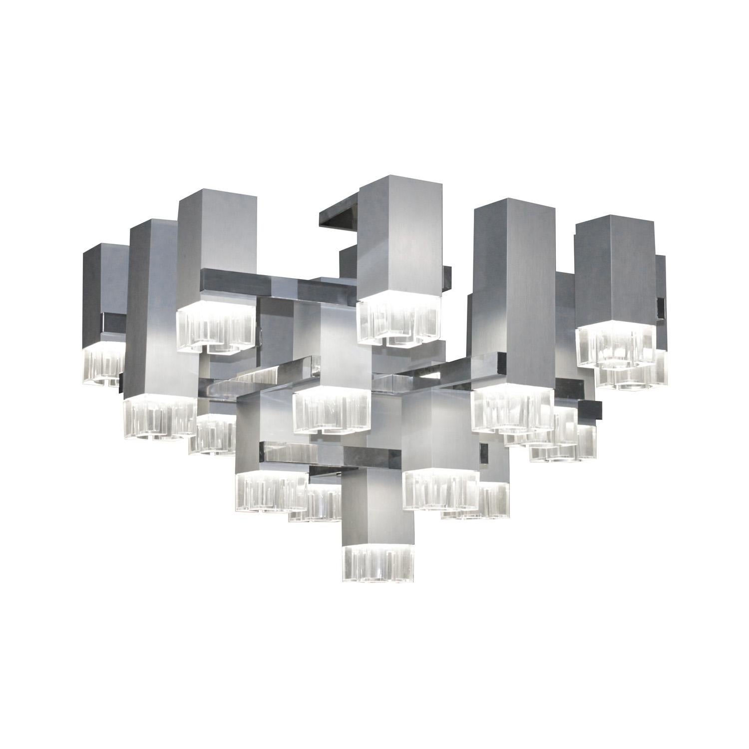 Imponente lampadario cubista in alluminio e cromo lucido con lampade in acrilico disegnato da Gaetano Sciolari. Italia, anni '70