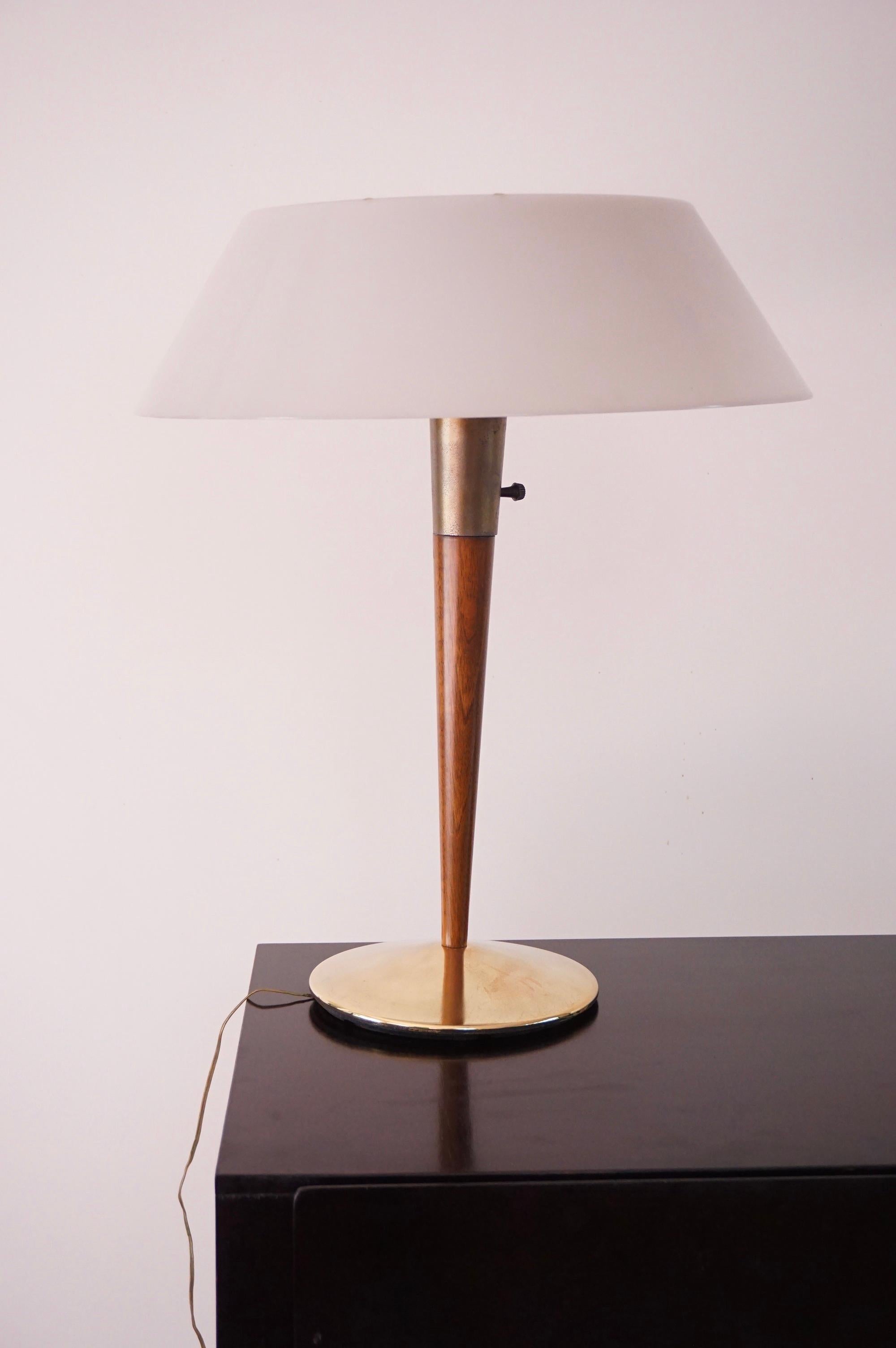 Gaetano Sciolari table lamp model A/1 , circa 1950
iconical  lamp, essential design
walnut, brass, plexiglass lampshade 
measures: height: 56, dia: 46 cm
marked on the retro SCIOLARI 
very good original condition

Angelo Gaetano Sciolari (1927-1994)