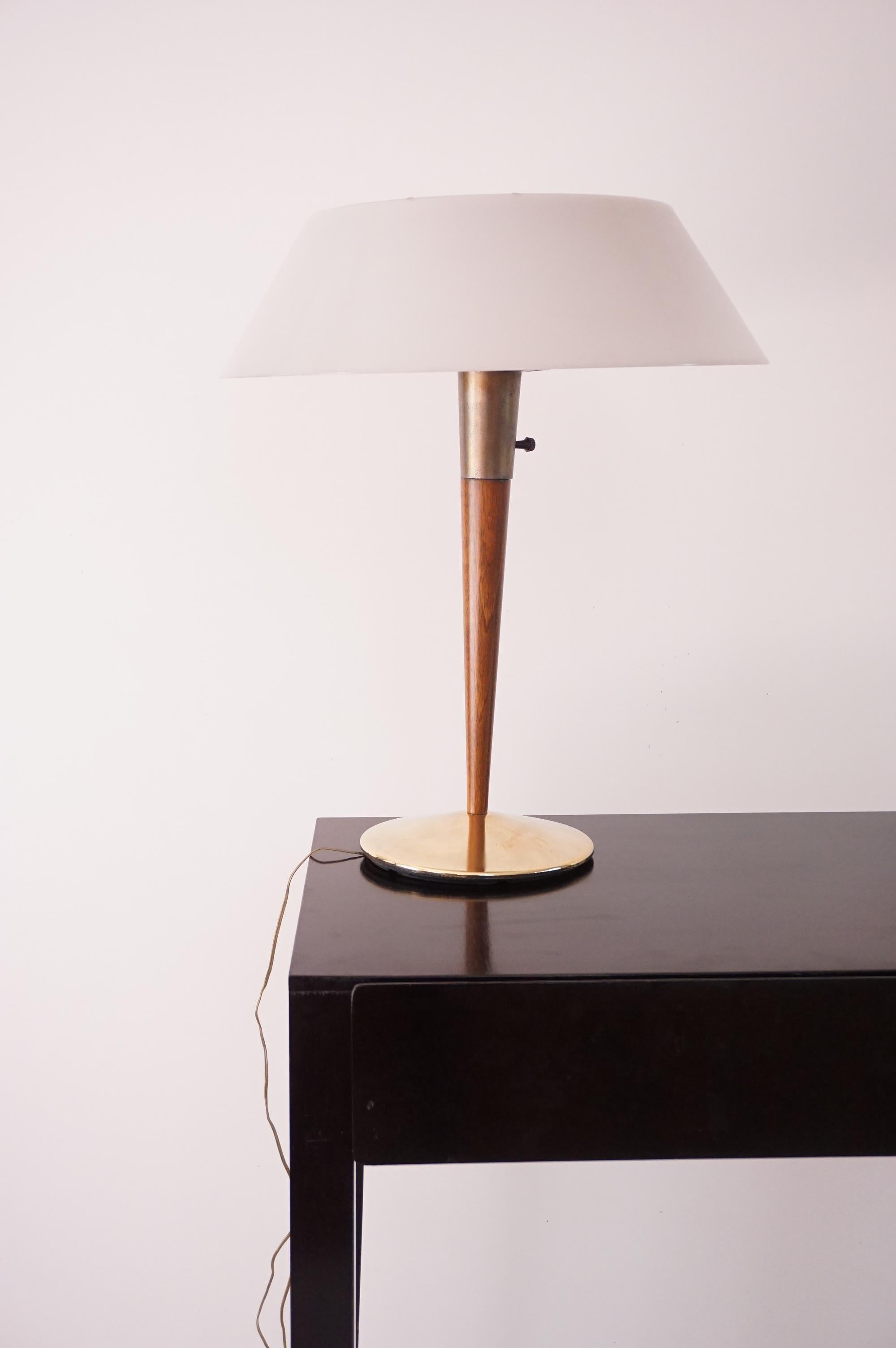Mid-Century Modern Gaetano Sciolari fine table lamp, brass, walnut, white plexiglass mod. A/1  1960 For Sale