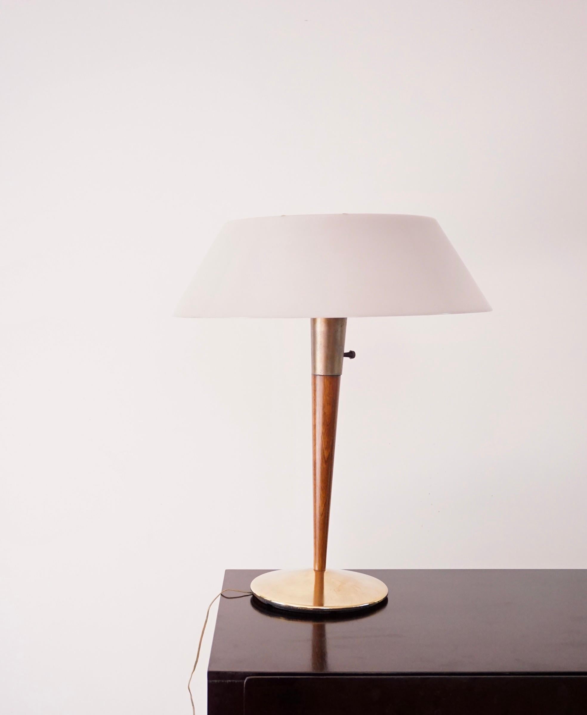 Gaetano Sciolari fine table lamp, brass, walnut, white plexiglass mod. A/1  1960 In Good Condition For Sale In Rome, IT