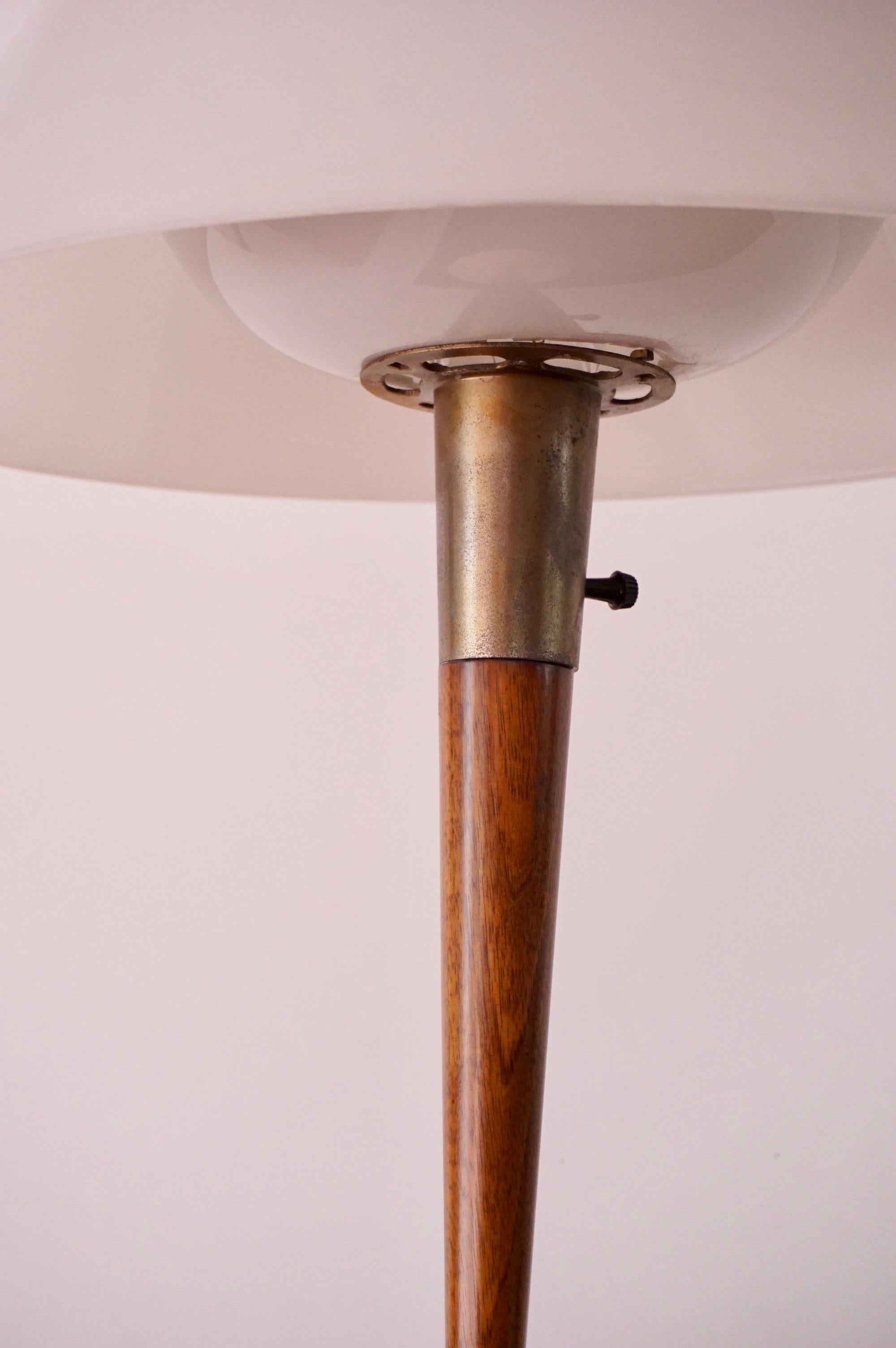 Brass Gaetano Sciolari fine table lamp, brass, walnut, white plexiglass mod. A/1  1960 For Sale