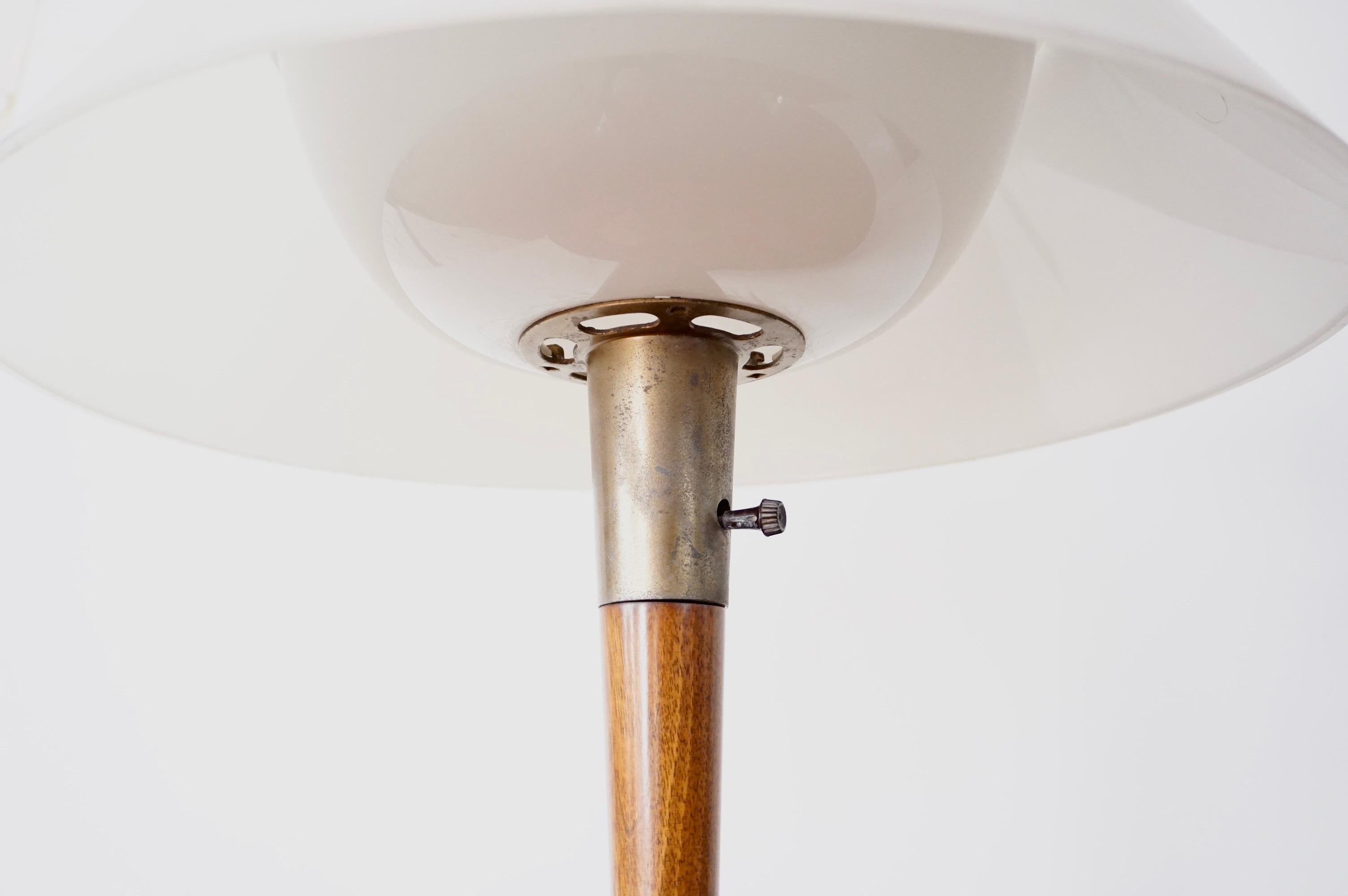 Gaetano Sciolari fine table lamp, brass, walnut, white plexiglass mod. A/1  1960 For Sale 1