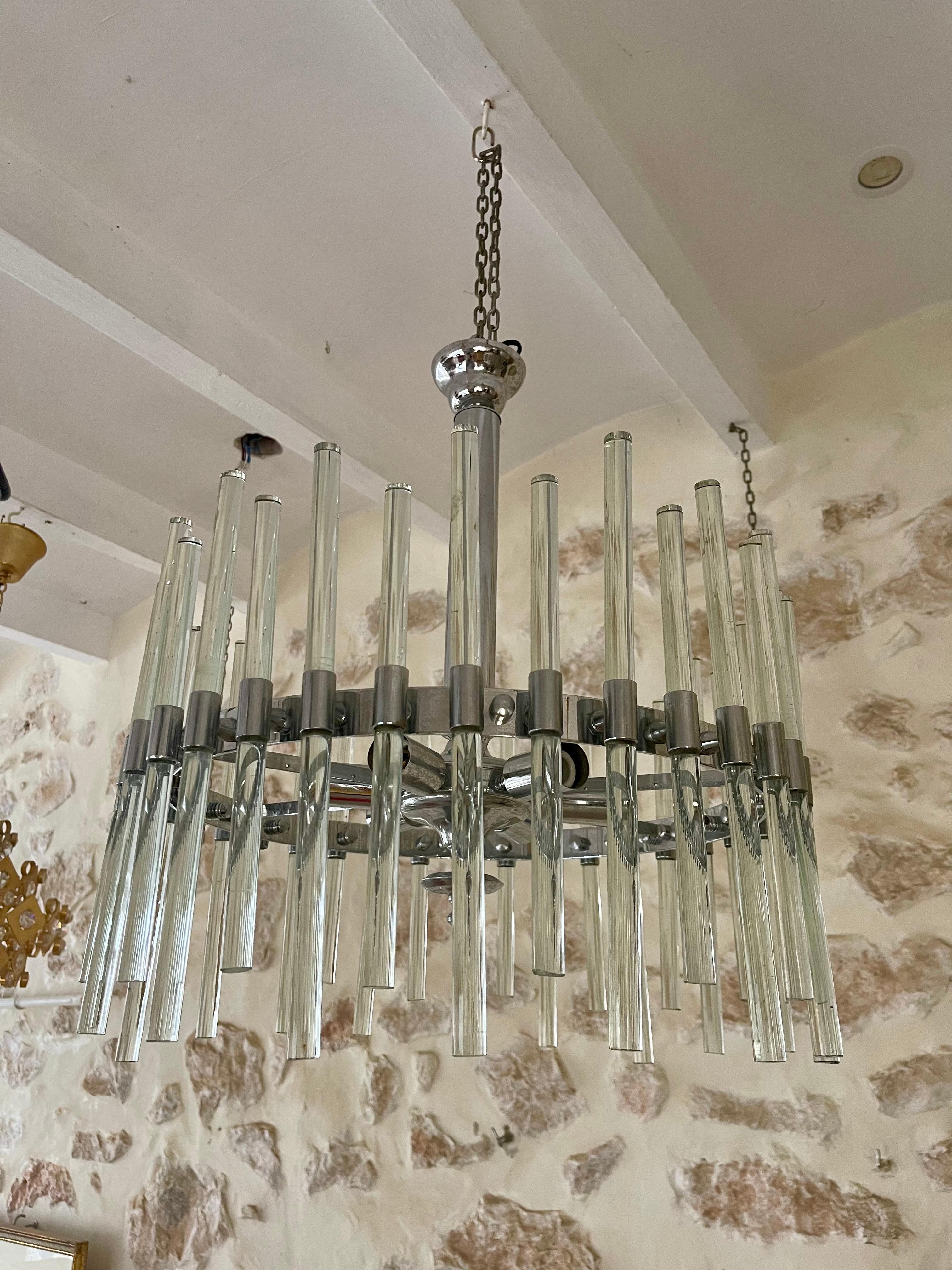 Lustre Gaetano Sciolari 6 niveaux grand verre Murano avec structure chromée AVEC 6 BULBS . Le design et la qualité du verre font de cette pièce le meilleur du design italien.

Ce lustre unique de Gaetano Sciolari en verre de Murano est