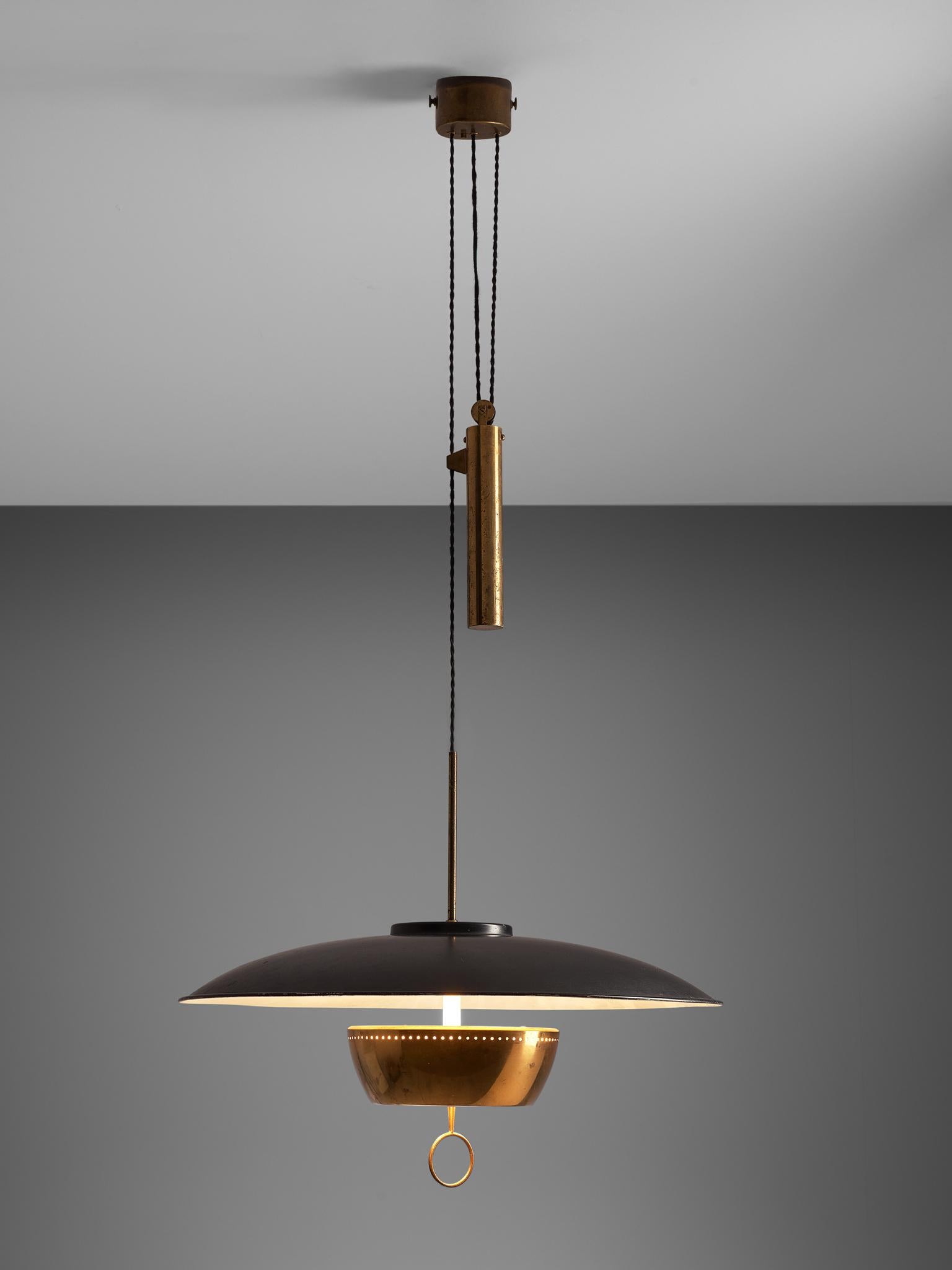Gaetano Sciolari pour Stilnovo, lustre modèle 1244, laiton nickelé, aluminium laqué, verre, Italie, vers 1950.

Elegant et moderne pendentif en nickelé avec abat-jour enduit noir par Sciolari. Réglable en hauteur grâce au contrepoids. Bague nickelée
