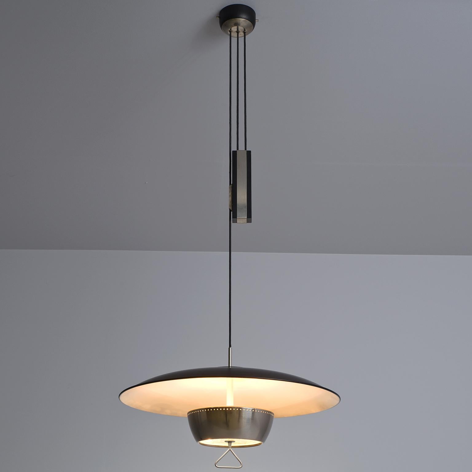 Gaetano Sciolari for Stilnovo, chandelier model 1244, nickel-plated brass, lacquered aluminum, glass, Italy, circa 1950.

Elegant and modern pendant in nickel-plated pendant with black coated shade by Sciolari. Adjustable in height due the
