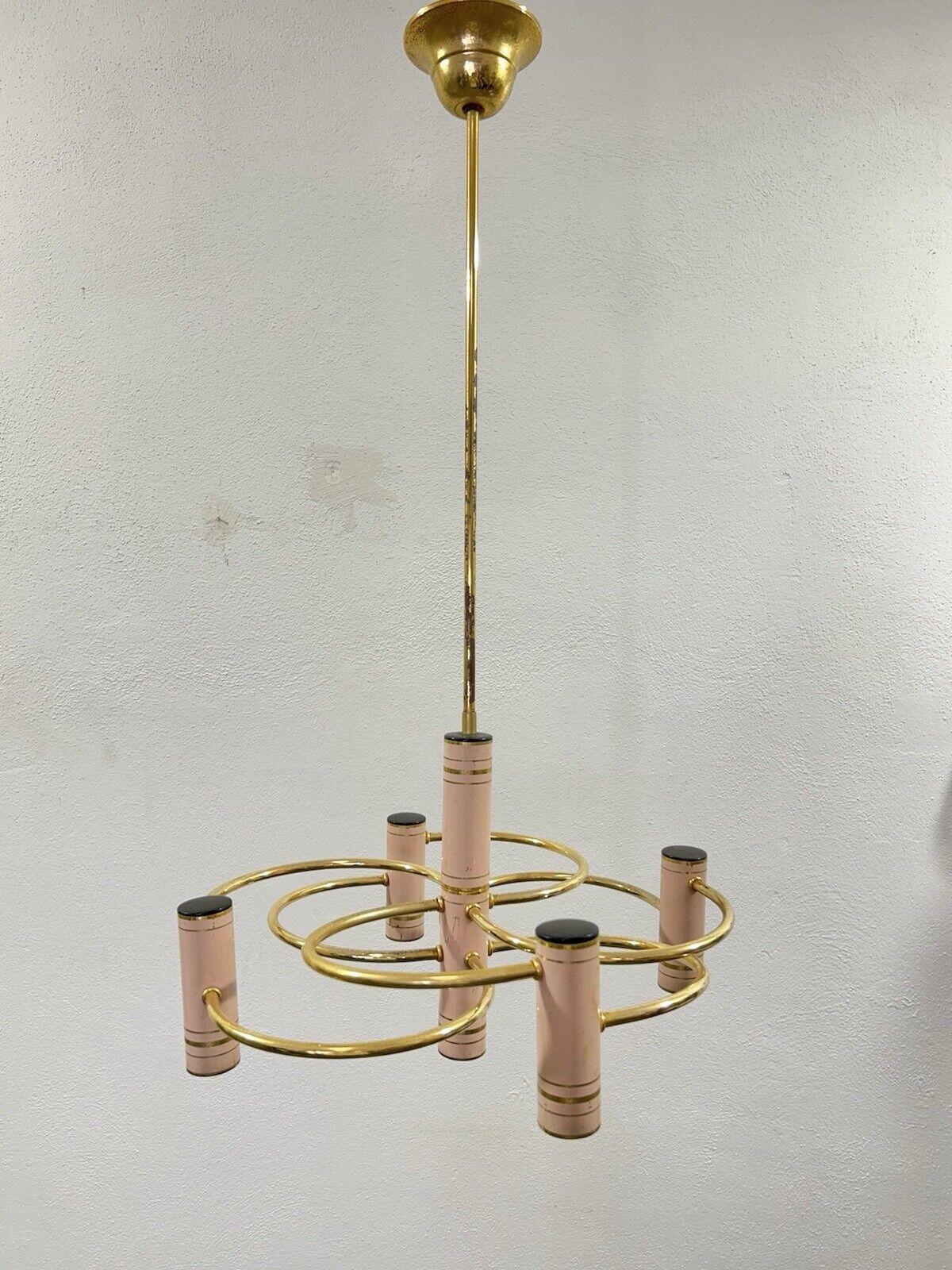 Gaetano Sciolari Geometric Chandelier Hollywood Regency 1970’s.


Lampadario con struttura in ottone curvo e metallo smaltato di colore rosa.


L’articolo è in buone condizioni conservative, non vi è alcun difetto estetico o strutturale importante