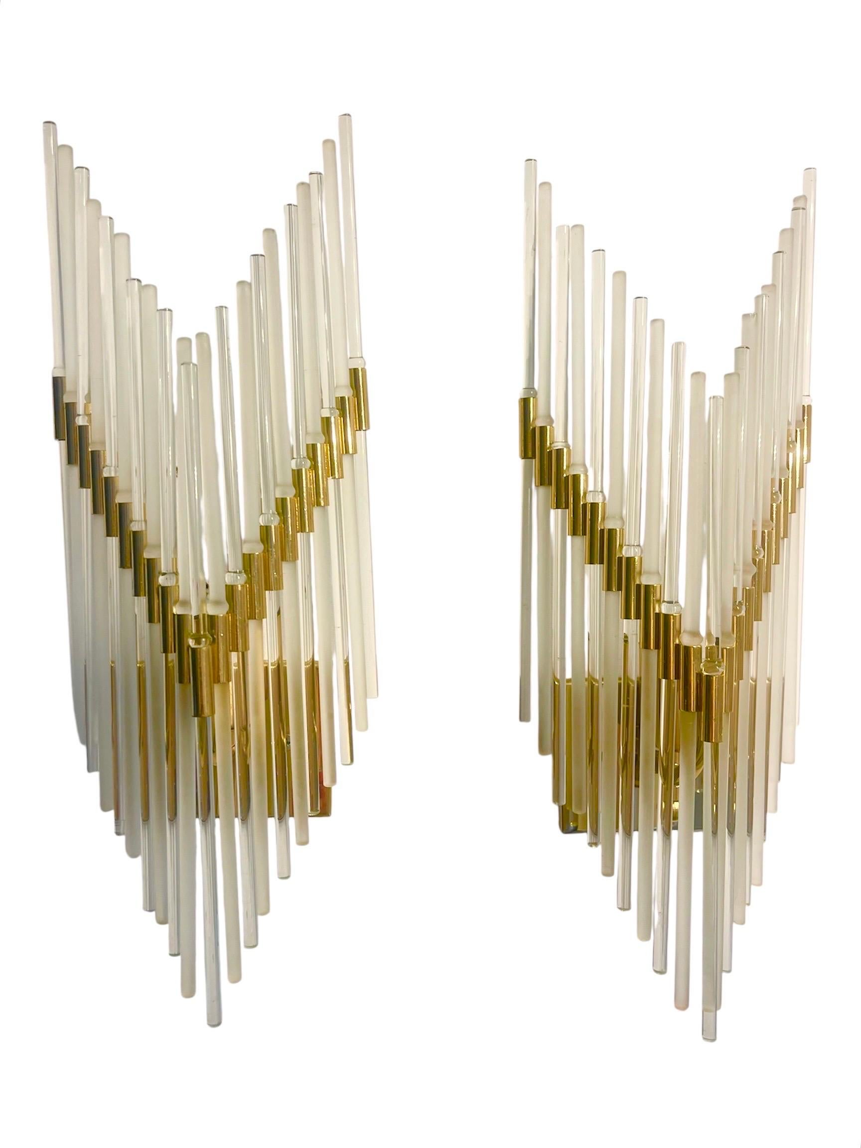 Excepcional aplique G Sciolari de tubo de cristal de Murano con estructura de oro dorado. El diseño y la calidad del cristal hacen de esta pieza lo mejor del diseño italiano.

Este magnífico par de apliques de cristal de Murano es