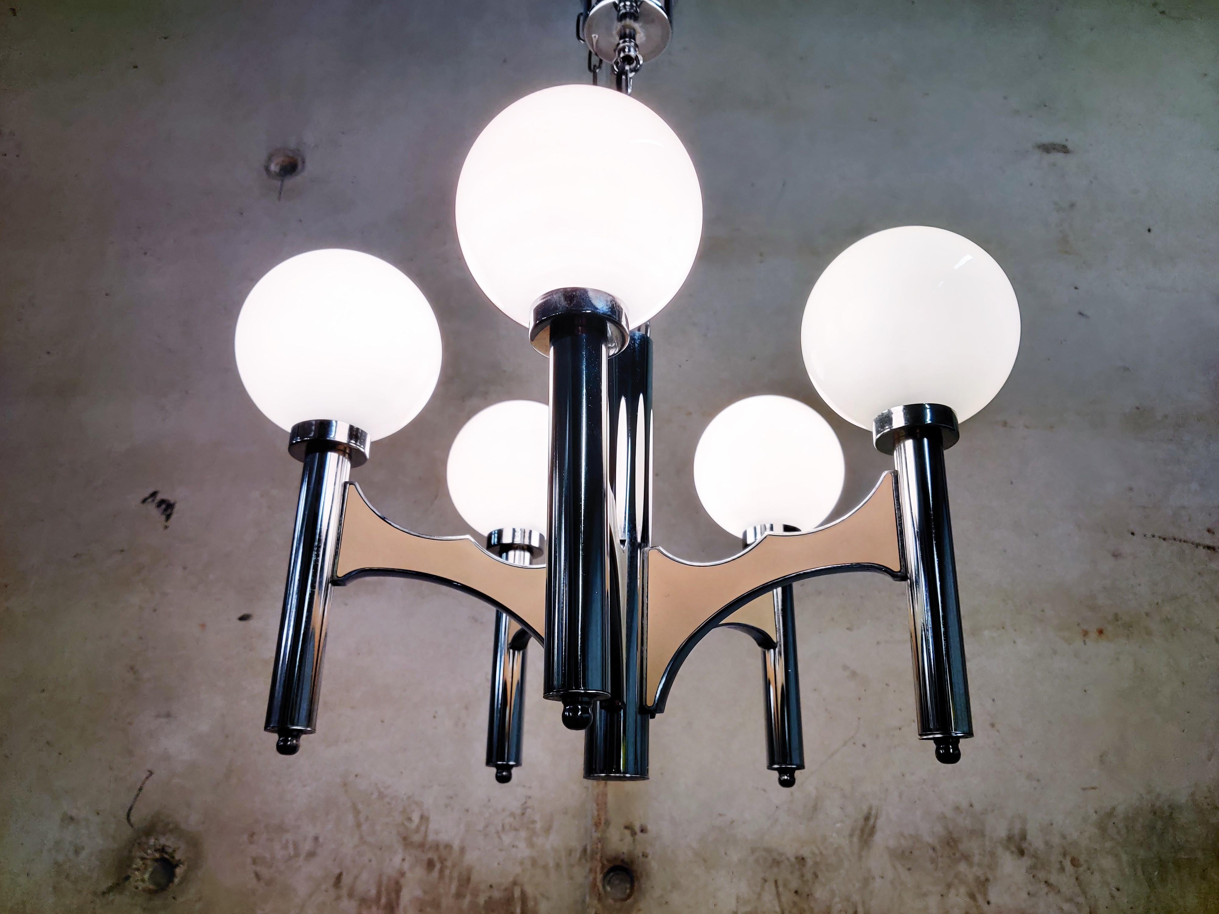 Chrome sciolari chandelier with beige lacquer and opaline glass globes.

This 5 lightpoint chandelier is in good condition and has been tested.

It can be used with regular E14 candle light bulbs.

1970s, Italy

Dimensions:
Height