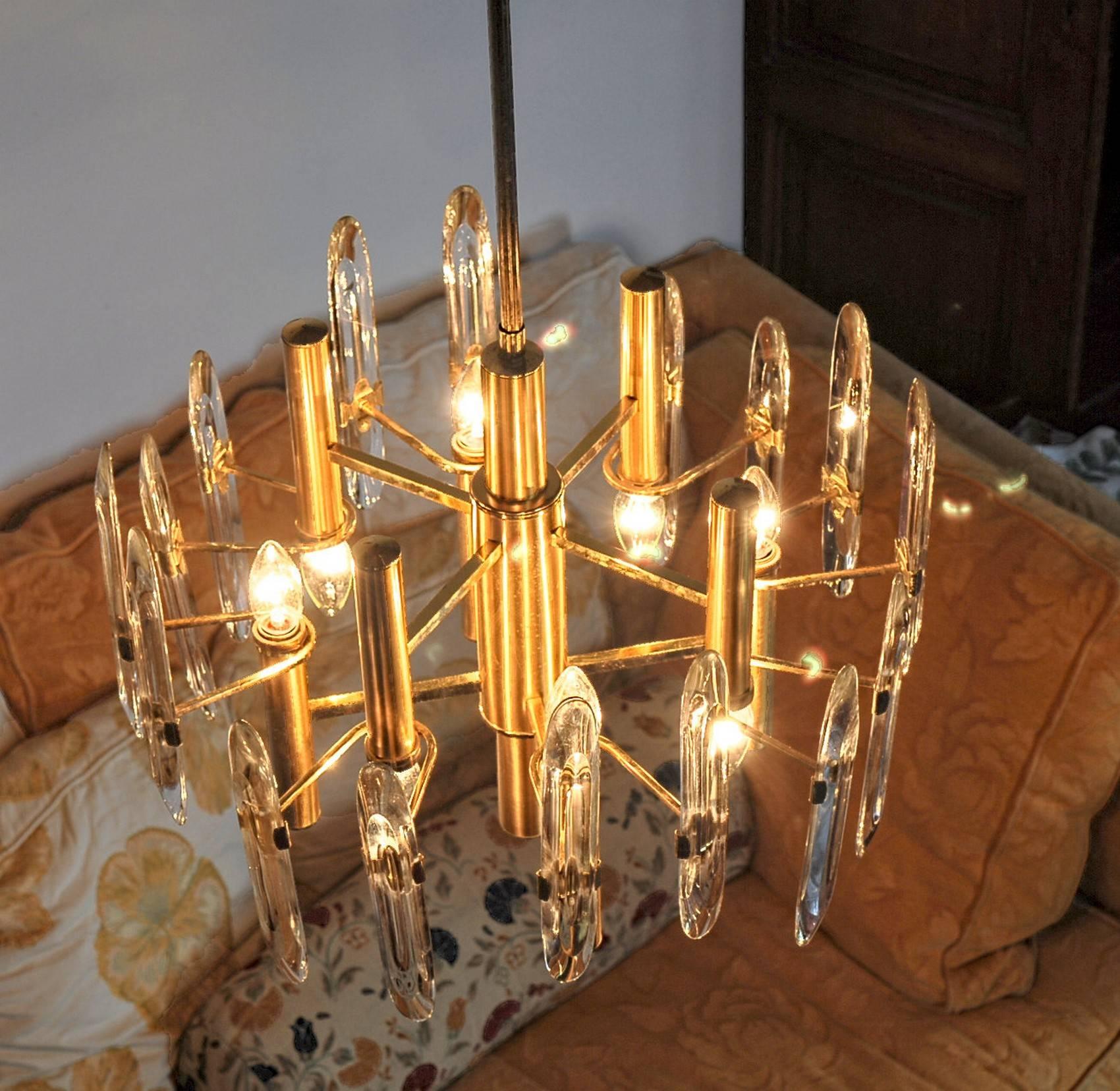 Classic eight-light chandelier from Sciolari production made for Stilkronen, Italy, 1970s.
Four lights down and four lights up. Brass gold-plated. Transparent elements in Lucite.

This is an interesting version of the Sciolari's production.