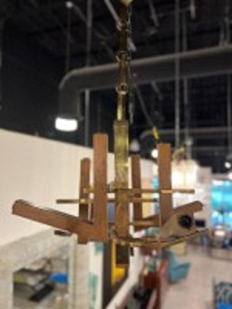 Moderner italienischer achtflammiger Kronleuchter aus Holz und Messing von Gaetano Sciolari (Moderne der Mitte des Jahrhunderts) im Angebot