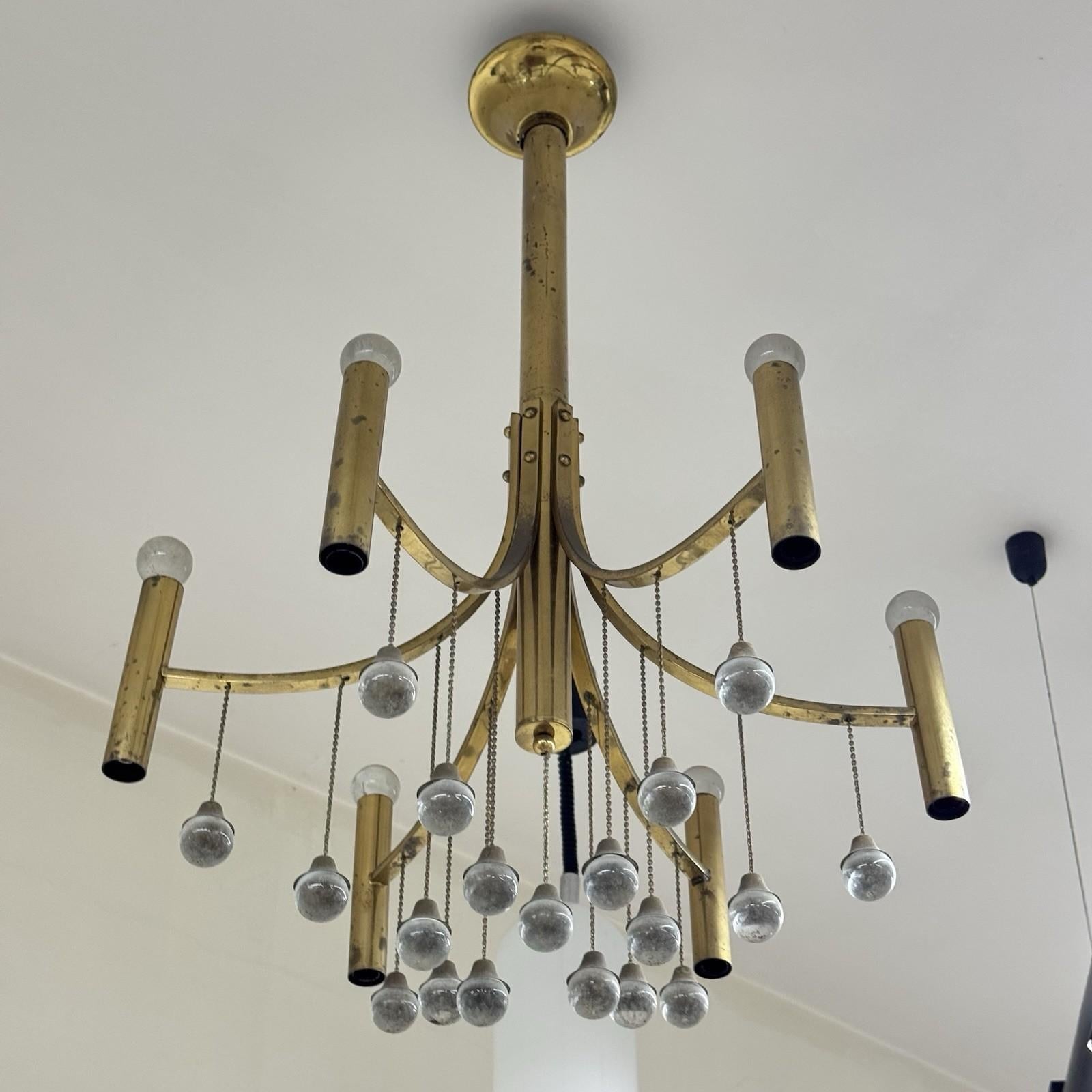 Gaetano Sciolari Lampadario Ottone Mid-Century Design Modernariato.

Struttura interamente in ottone, gocce in cristallo.

6 punti luce.

L'articolo è in buone condizioni conservative, non vi è alcun difetto estetico o strutturale importante da