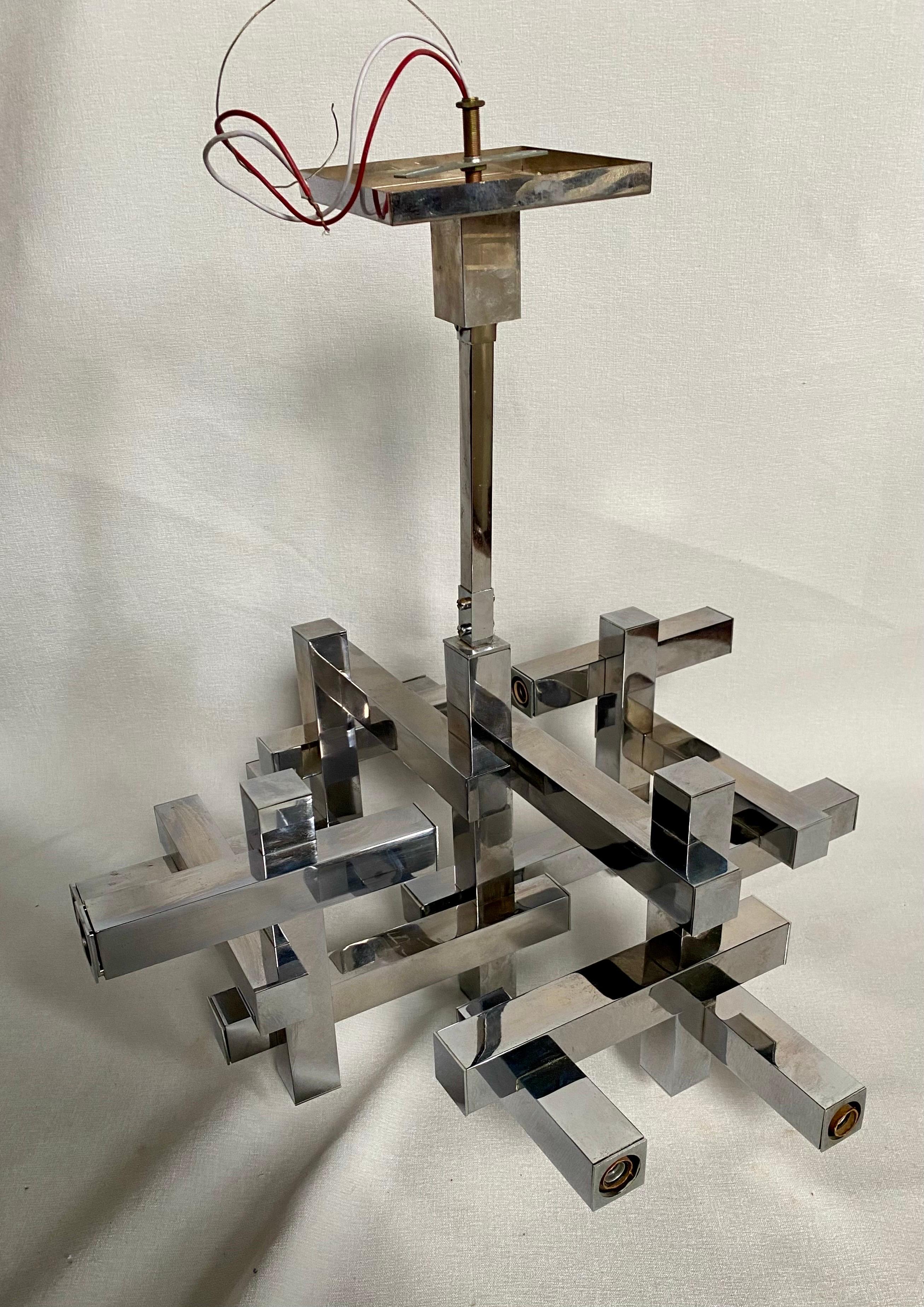 Moderne kubistische Kronleuchter-Pendelleuchte aus poliertem Chrom von Gaetano Sciolari.  Dieser skulpturale Kronleuchter in geometrischer Form hat mehrere quadratische, röhrenförmige Arme.  Die Leuchte fasst 10 Glühbirnen mit Kerzensockel.  