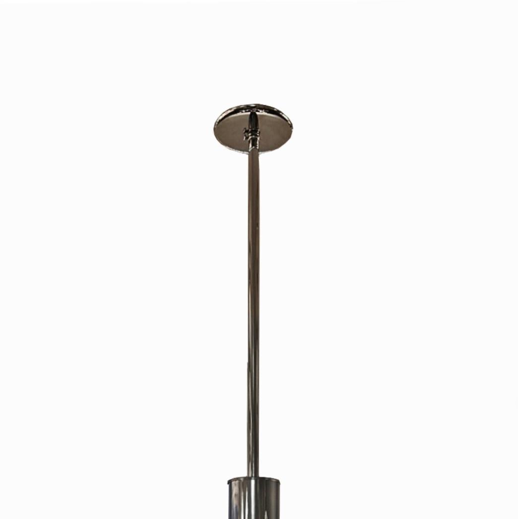 
Schlanker und beeindruckender zehnflammiger modernistischer Kronleuchter in einer Kombination aus poliertem Chrom und gebürstetem Aluminium mit strukturierten Glasdiffusoren. Entworfen von Gaetano Sciolari. Italien.