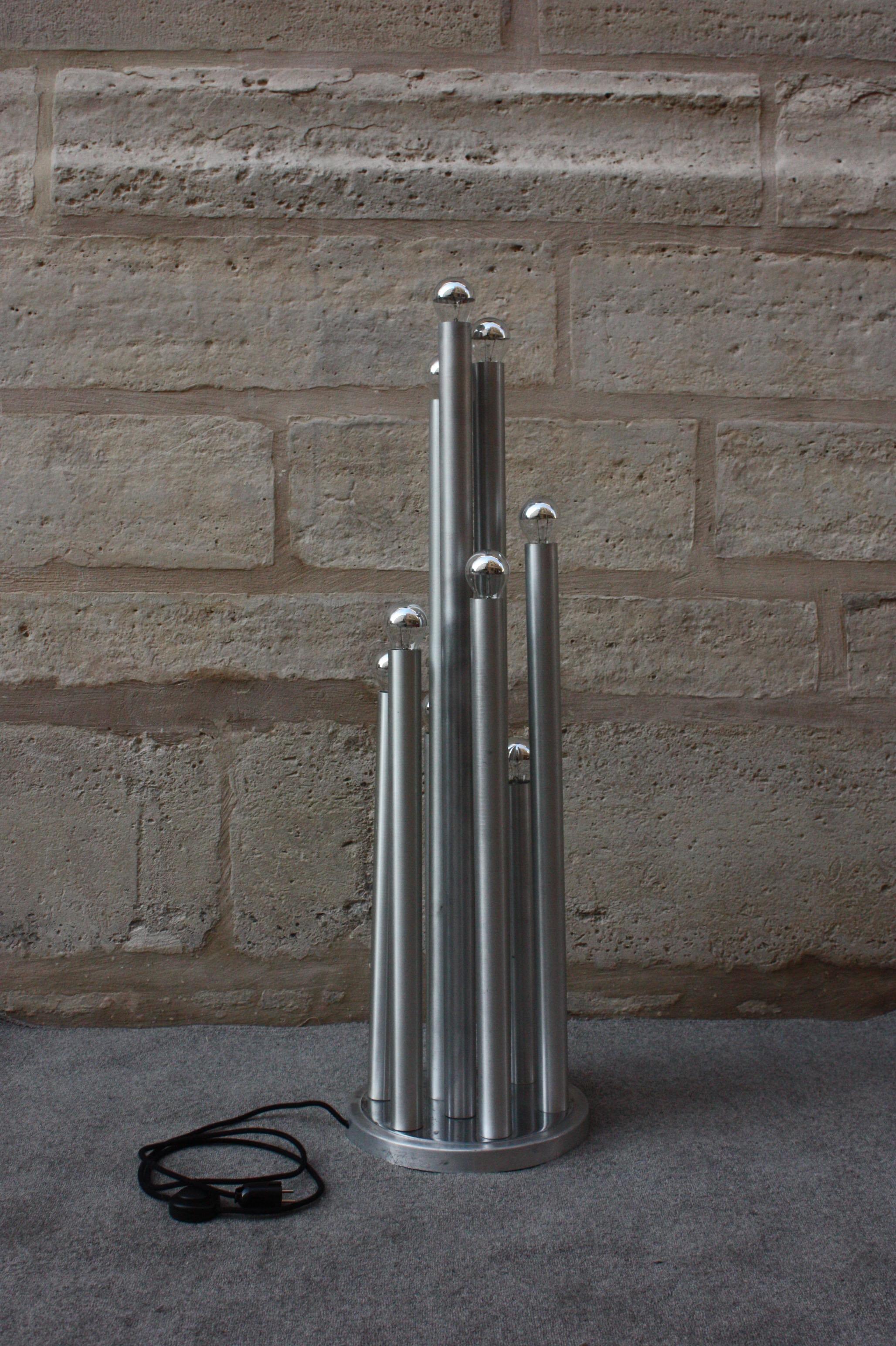Gaetano Sciolari (1927-1994)
Lampadaire Orgue, vers 1970.
Aluminium brossé, avec neuf tubes lumineux
Mesures : 47 1/4 in. (120 cm.) de haut.