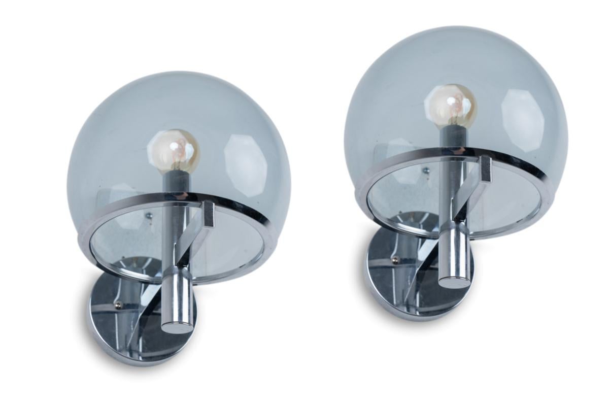Gaetano Sciolari. Pair of boule-shaped wall lights. 1970s. In Excellent Condition For Sale In Saint-Ouen, FR
