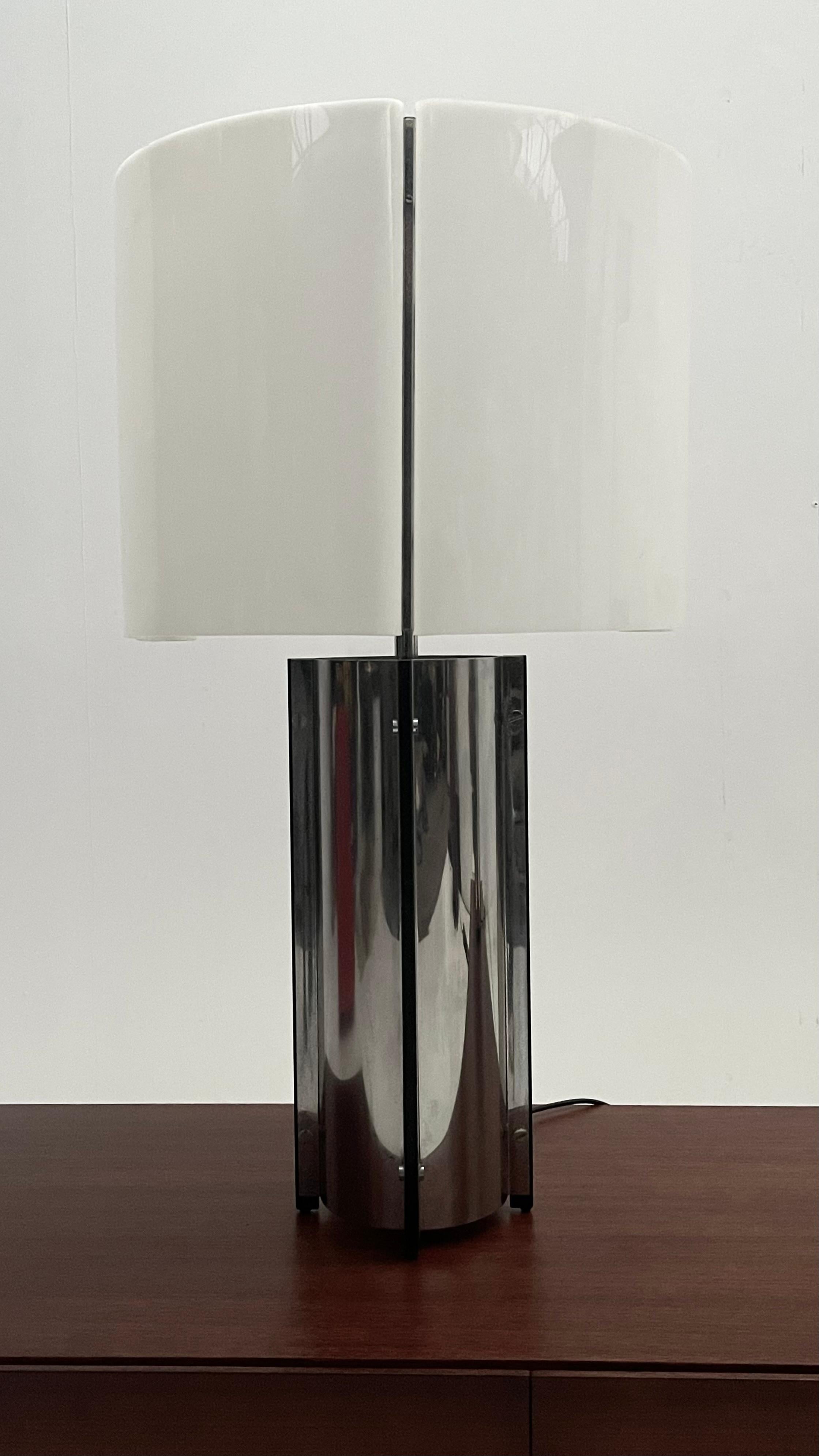 Pareja de lámparas de sobremesa en cromo y plexiglás ordeñado de Gaetano Sciolari. Fabricado en Italia en la década de 1970. 

Uno de los pares presenta una ligera grieta en la pantalla.

No dudes en ponerte en contacto con nosotros si necesitas más