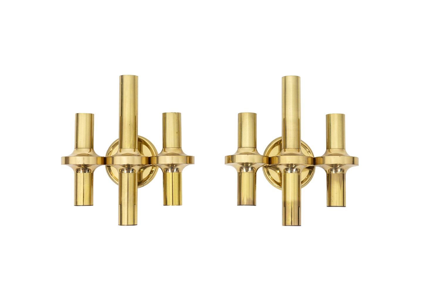 Gaetano Sciolari for Boulanger, attributed to.

Pair of wall sconces in gilt brass with three-light formed by three different sized tubes centred by rings that link them.

Work realized in the 1970s.