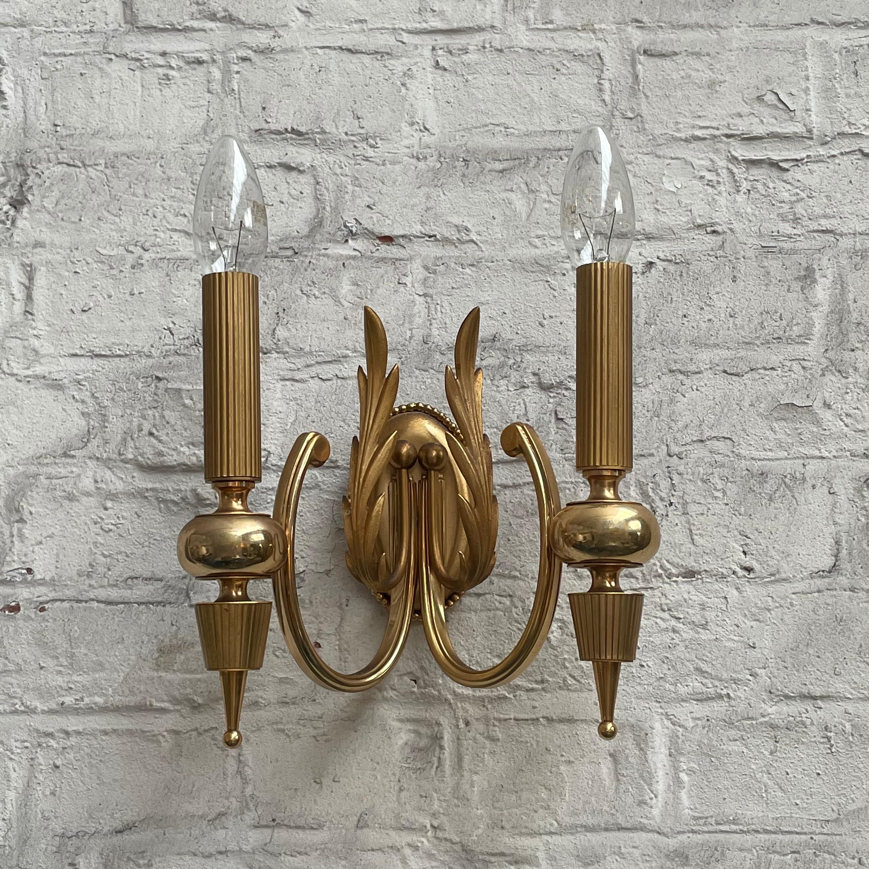 Gaetano Sciolari Sconce in Brass, Roma, Italy, 1950s.

Beautiful neoclassical wall sconce in patinated brass by Gaetano Sciolari (1927-1994) for his company Sciolari in Roma, Italy. A distinct and elegant wall sconce, with two light sources and