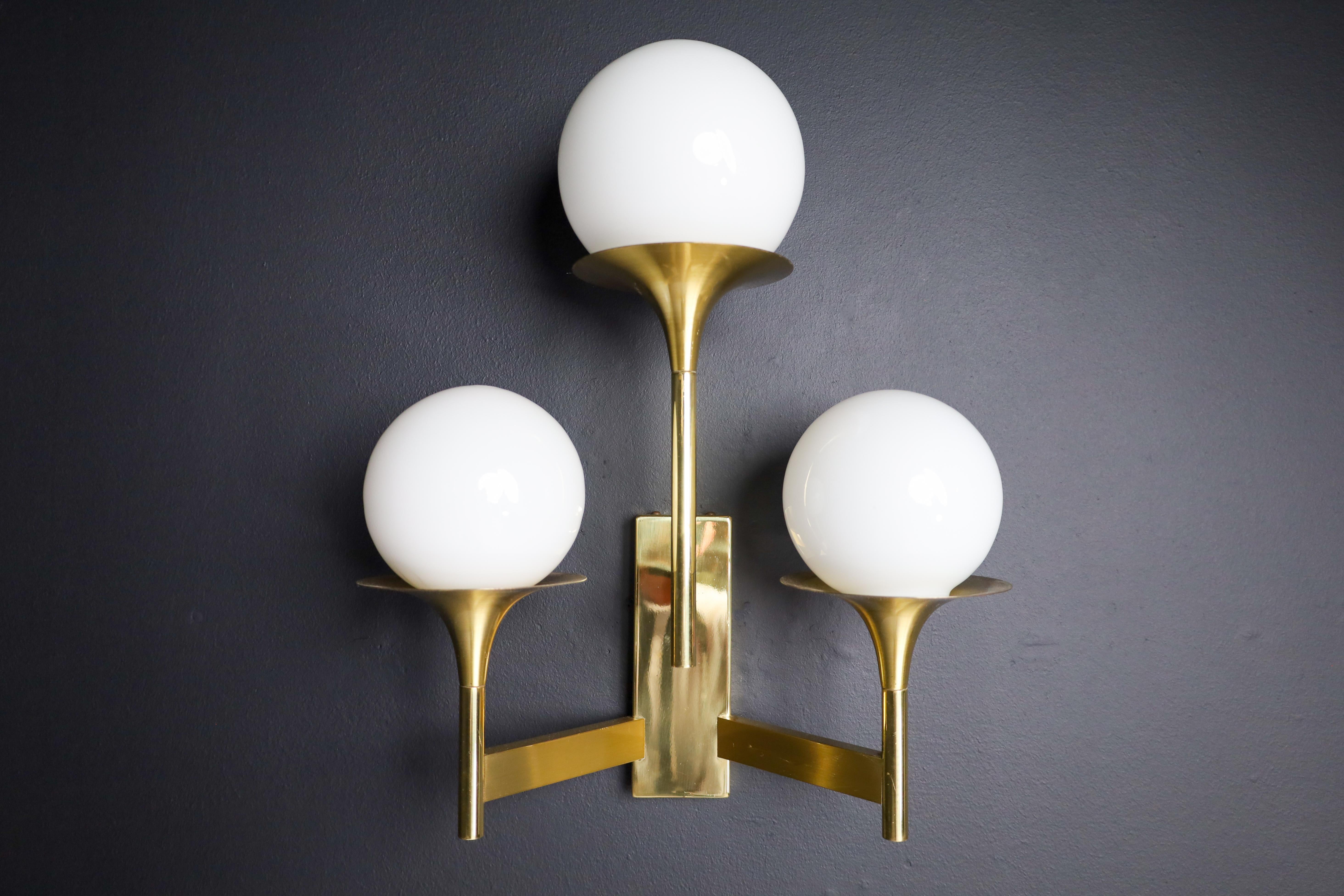 Gaetano Sciolari Sculptural Brass Wall Sconces with Opaline Glass Shades, Italy 1970s

These sculptural wall sconces designed by Gaetano Sciolari in Italy in the 70s were made in polished brass and glass shades made of double-layered opaline glass