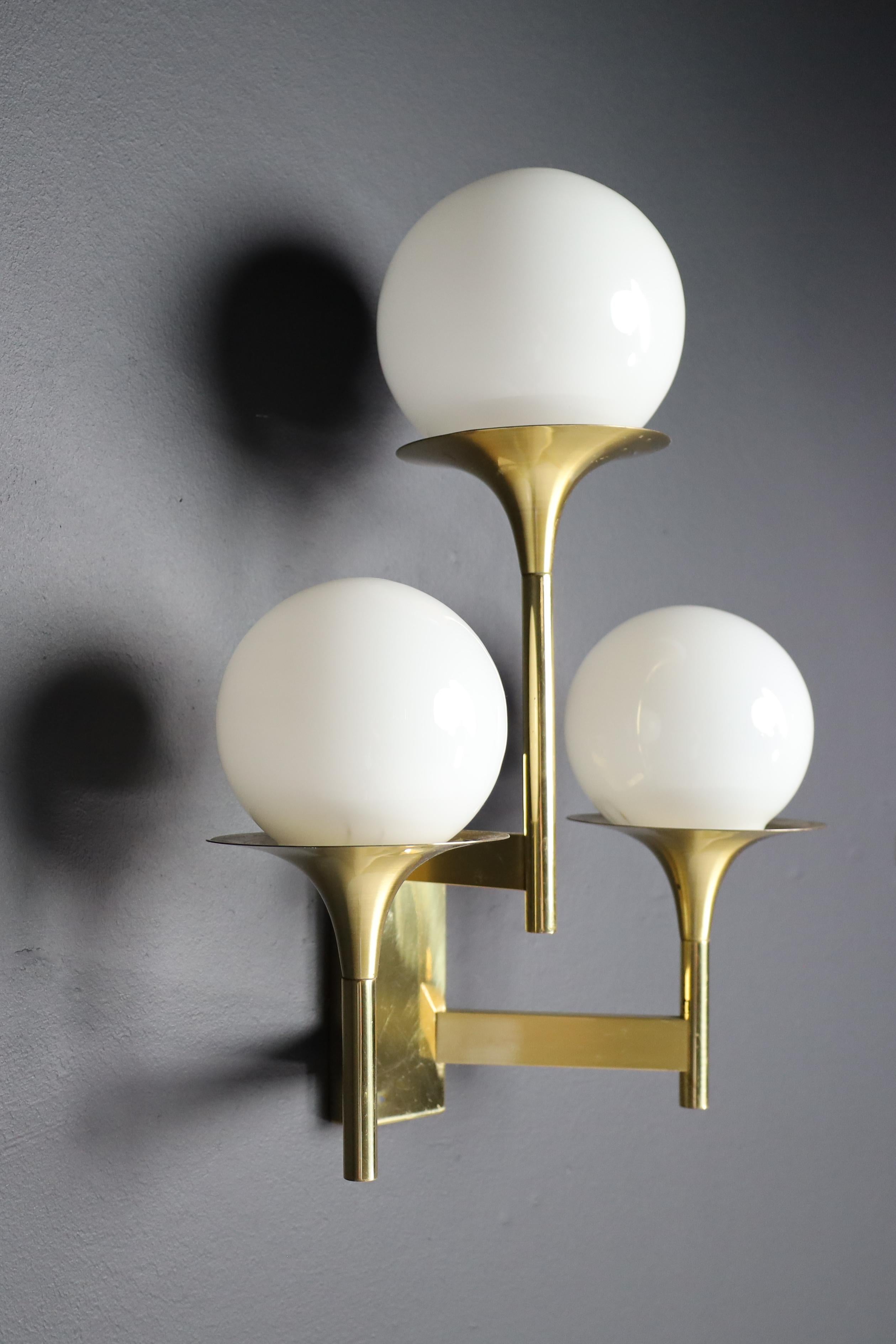 Gaetano Sciolari Sculptural Brass Wall Sconces with Opaline Glass Shades, Italy  In Good Condition For Sale In Almelo, NL