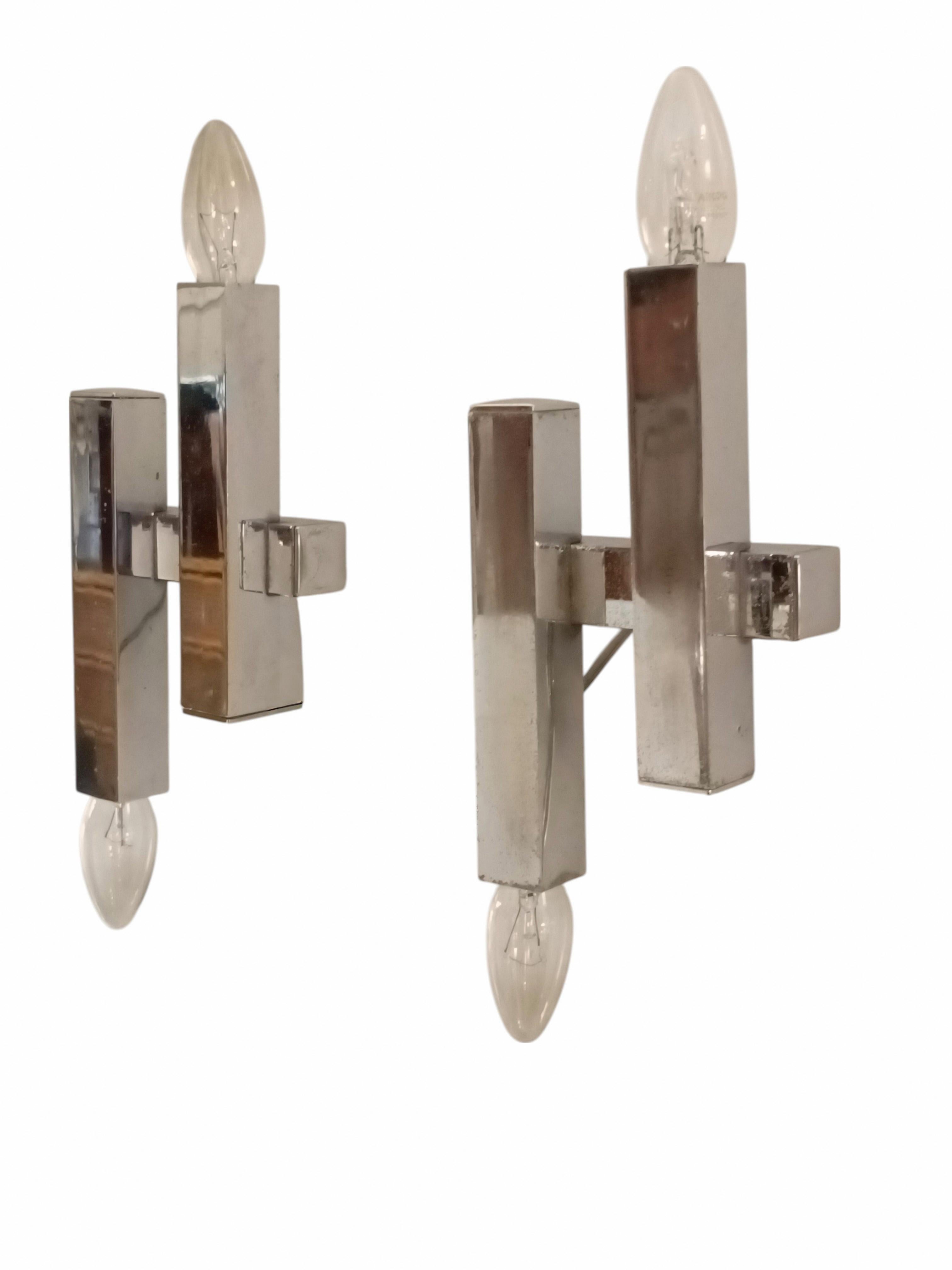Set di quatrro applique da parete Space Age della metà in metallo cromato modello attribuito alla Futura di Gaetano Sciolari.
Ogni lampada da parete monta 2 lampadine, una superiore ed una inferiore.