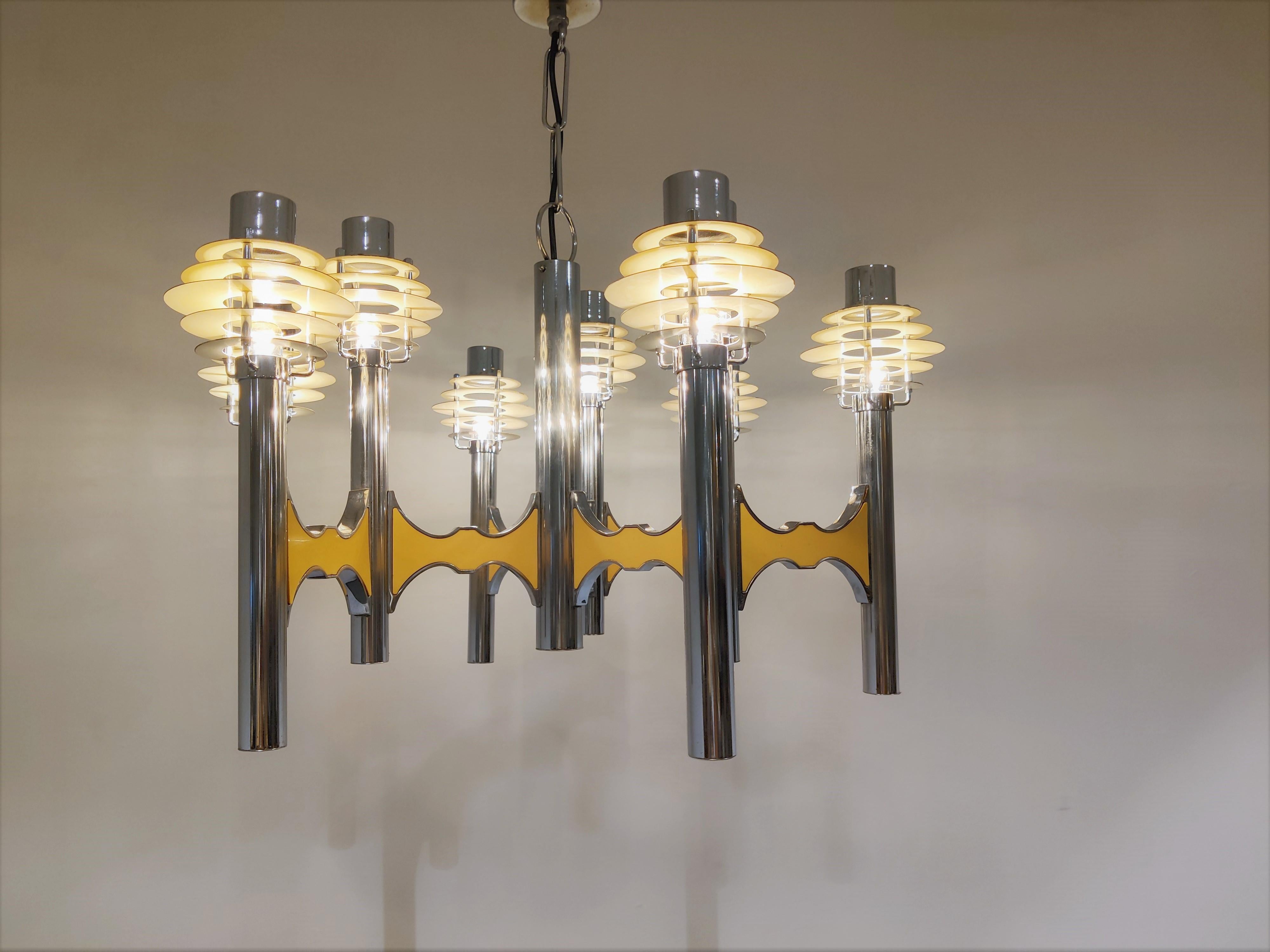 Chrome space age 'saturn' design chandelier with beige lacquer arms and enamelled saturn like lamp shades.

Designed by Gaetano Sciolari.

9 lightpoints working with regular E14 light bulbs

Good condition

1970s -