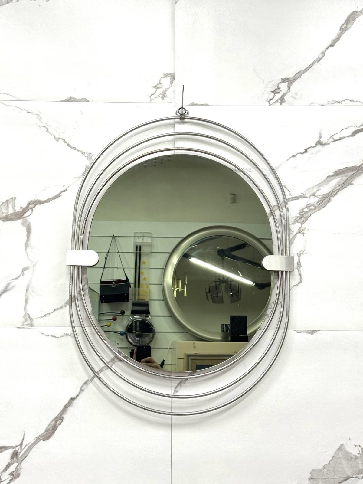 Gaetano Sciolari Specchio Ovale Da Parete Design Modernariato 1970’s.

Struttura in acciaio cromato, vetro ovale fumé.

L’articolo in buone condizioni conservative, sono presenti lievi ed ovvi segni del tempo dovuti all’utilizzo e all’età e qualche