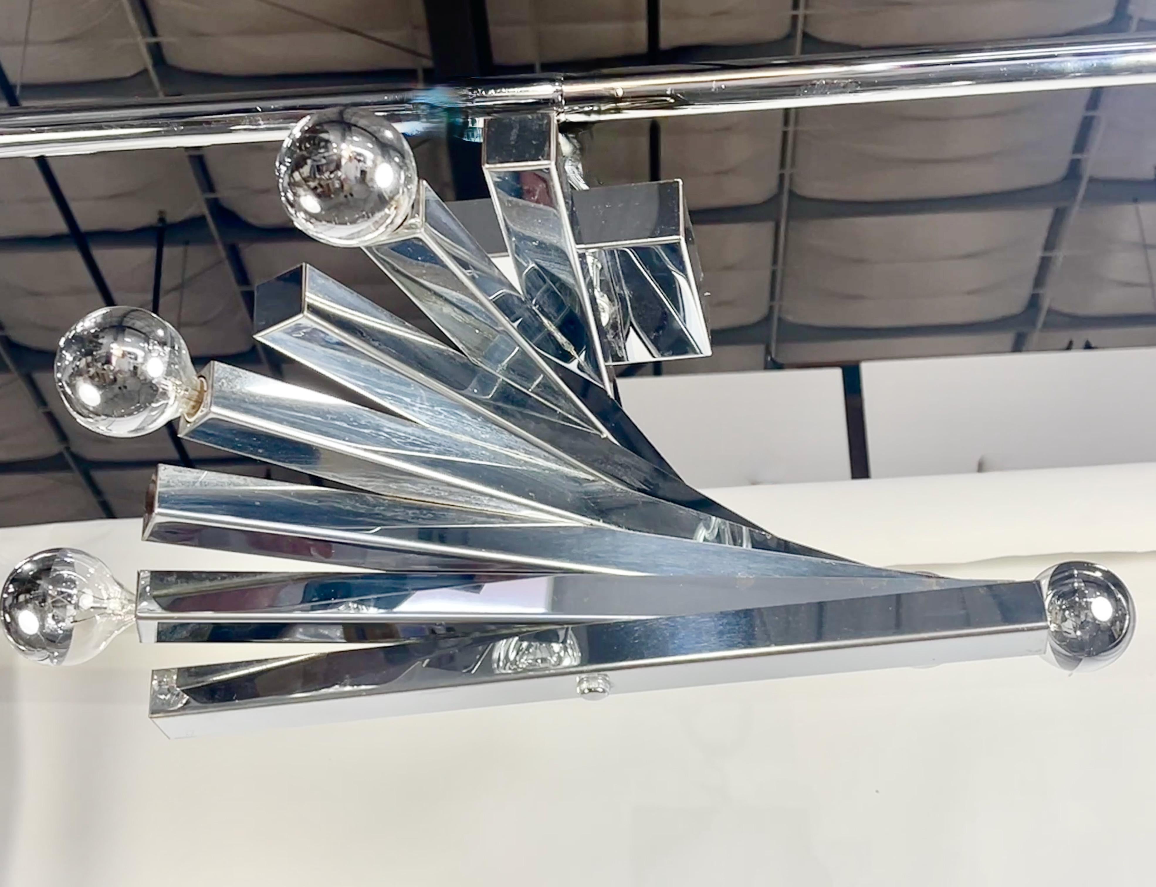 Plafón vintage Sciolari de seis luces en espiral y forma helicoidal, de acero inoxidable pulido a espejo para presentar como cromado.
Admite seis bombillas E12 tipo candelabro de hasta 60 vatios cada una.
Se muestra con bombillas mini globo espejo