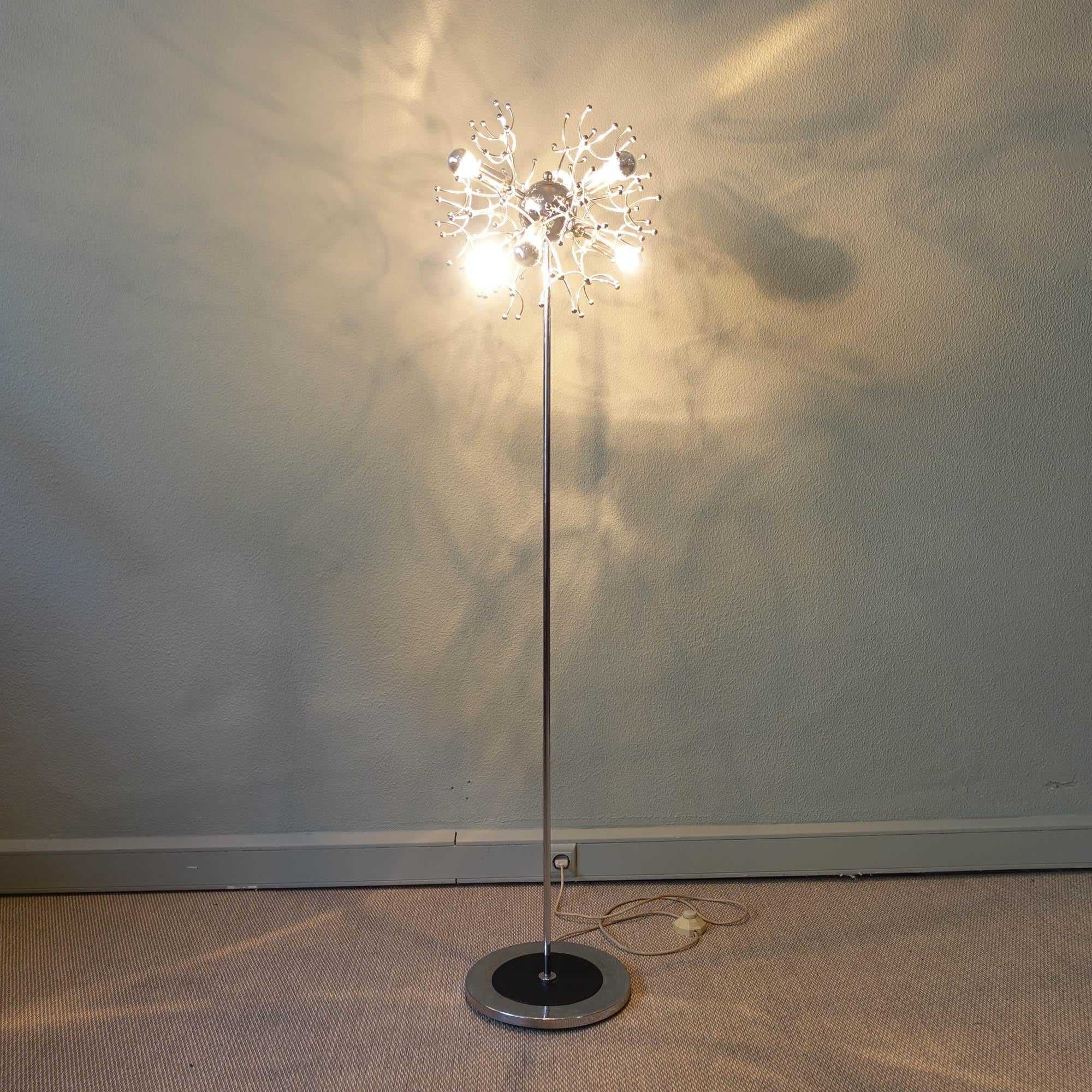 This floor lamp was designed by Gaetano Sciolari and produced by Sciolari Illuminazione Arlum Srl in the 1970s. It features six lights at different heights and positions. The lamp is made from chromed metal, chrome rods, curved rods and little