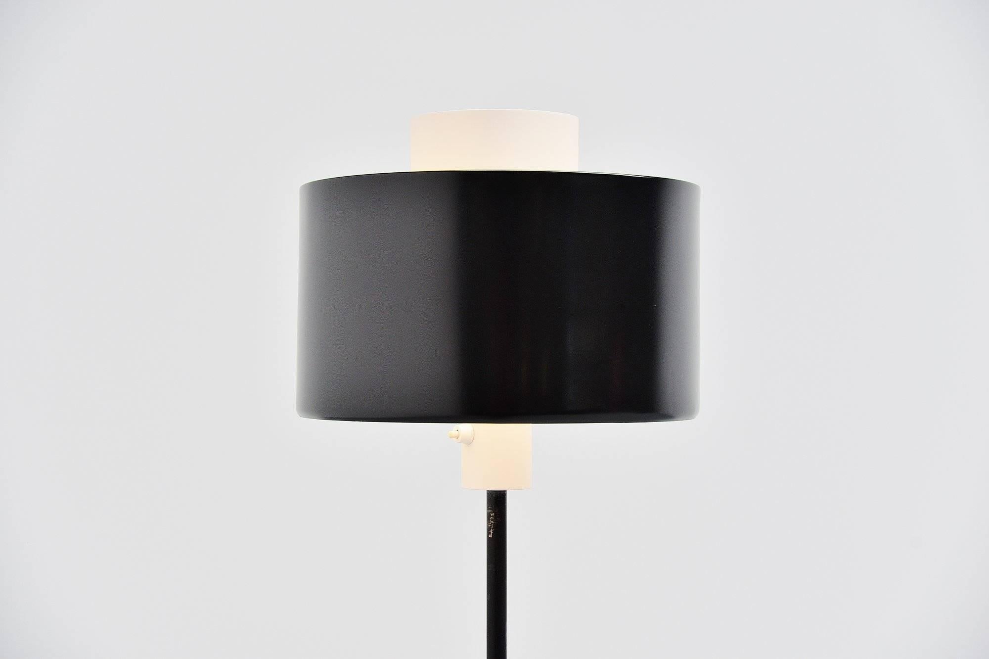 Nice modernist floor lamp designed by Gaetano Sciolari and manufactured by Stilnovo, Italy, 1954. This floor lamp has a weighted base, black painted. The shade has a white center part with a black diffuser shade around it. This lamp gives very nice