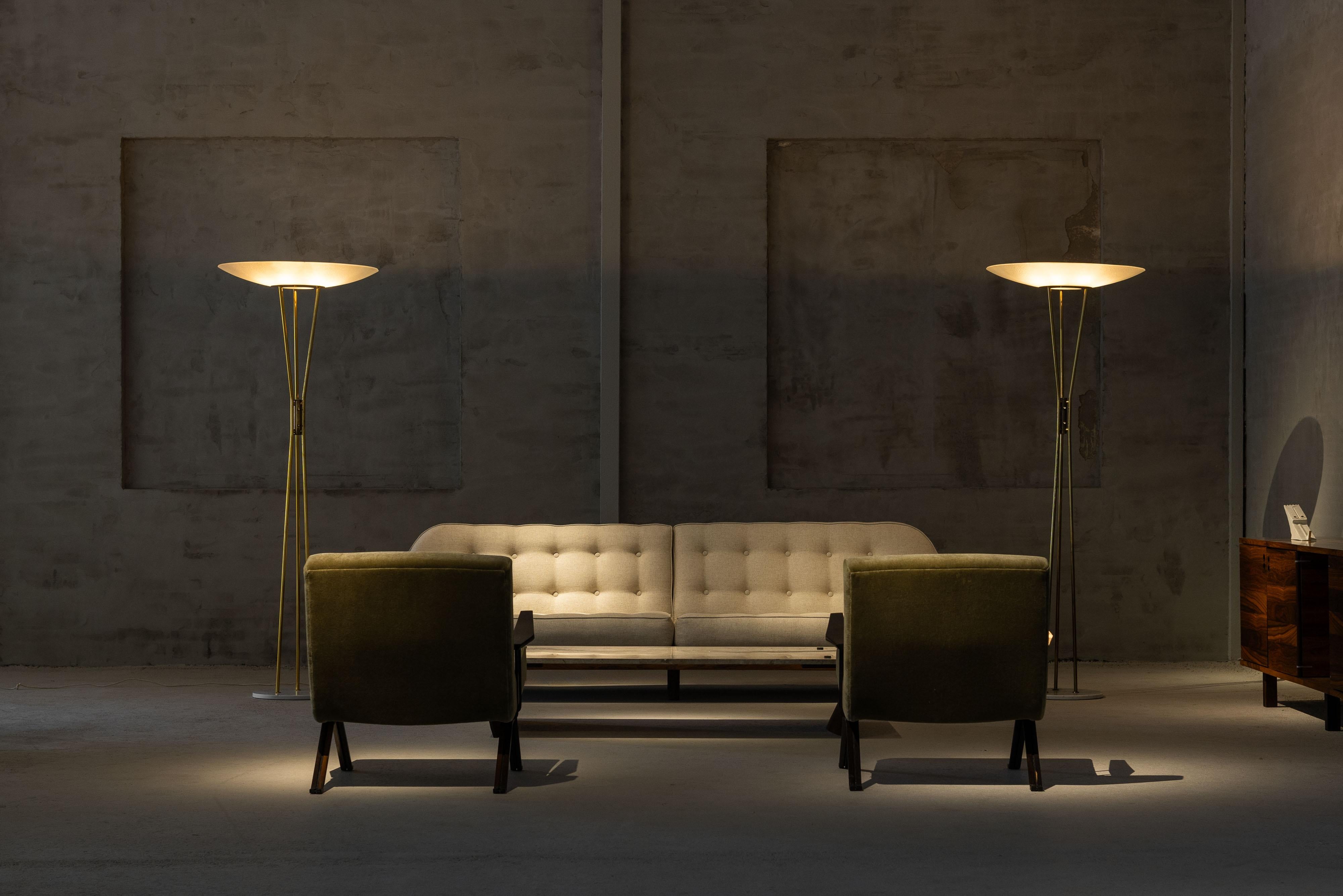 Cette rare paire de lampadaires, modèle 4013, conçue par le légendaire Gaetano Sciolari et fabriquée par Stilnovo en Italie vers les années 1950, est un témoignage étonnant des innovations en matière de design de l'époque. Non seulement ces lampes