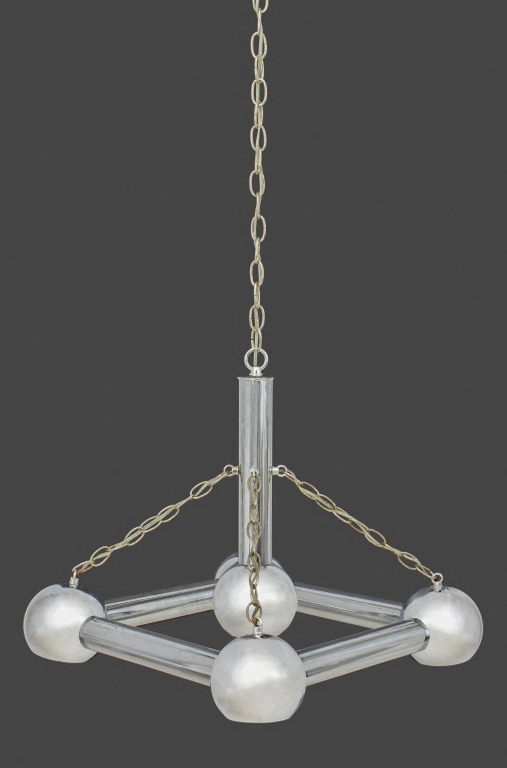 Lámpara de araña tubular cromada de cinco luces estilo Gaetano Sciolari, circa 1970. 17,5