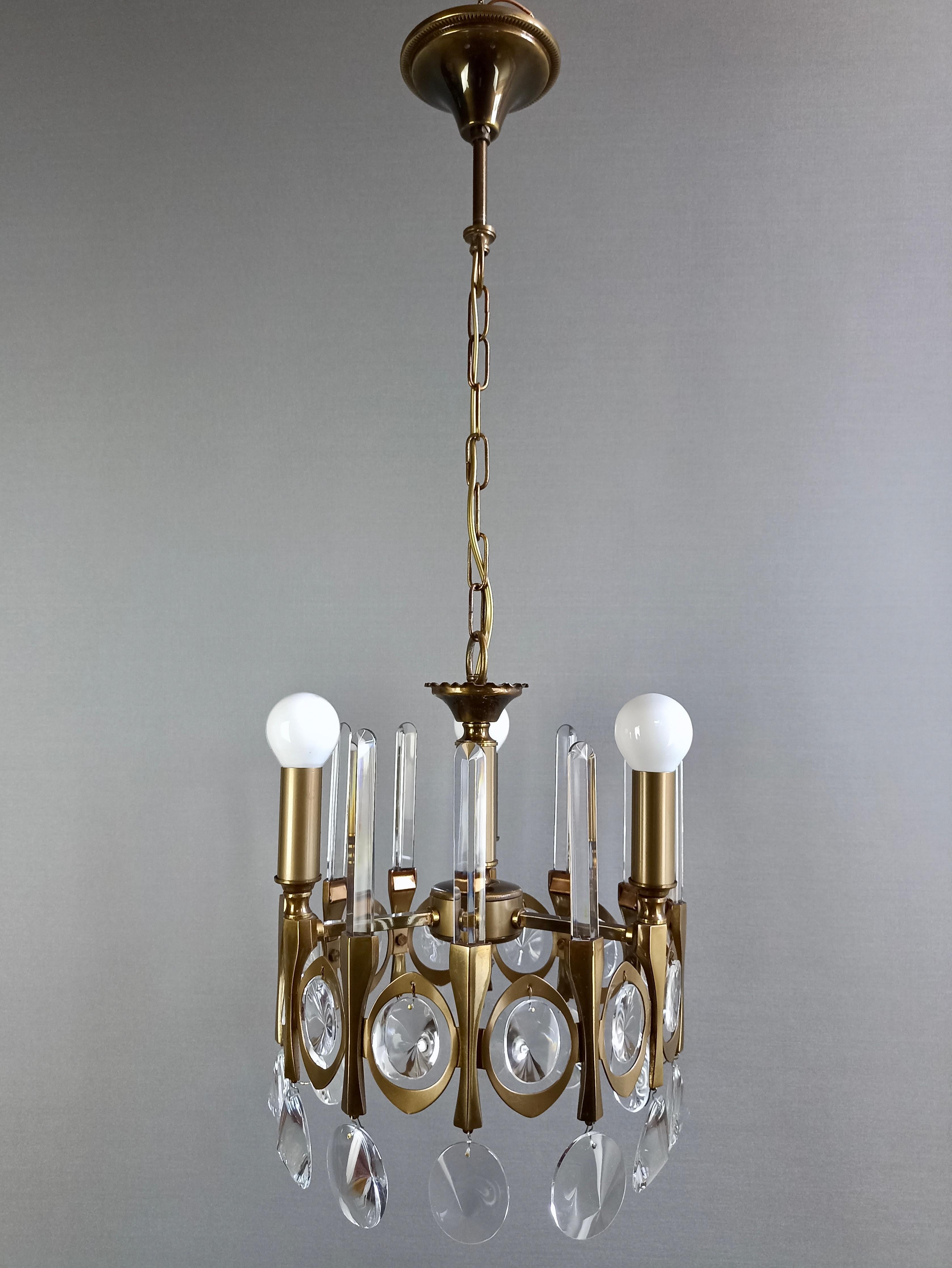 A splendid Gaetano Sciolari 1960s three-light chandelier in burnished brass from the 