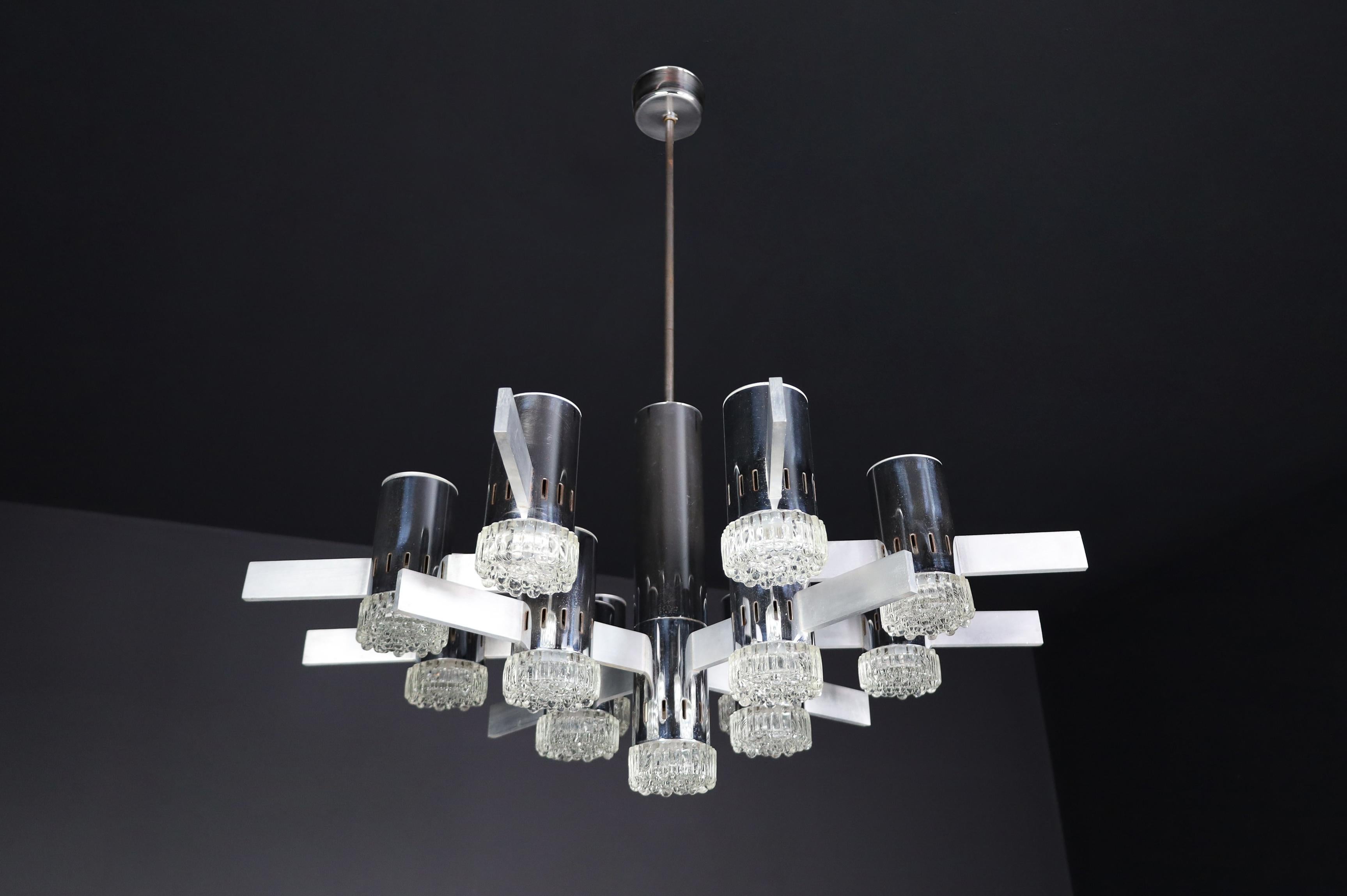  Lampadario XXl di Gaetano Sciolari con struttura in cromo e alluminio, Italia, circa anni '70

Si tratta di un imponente lampadario progettato da Angelo Gaetano Sciolari negli anni '70 in Italia. Questo grande lampadario è dotato di 11 luci e