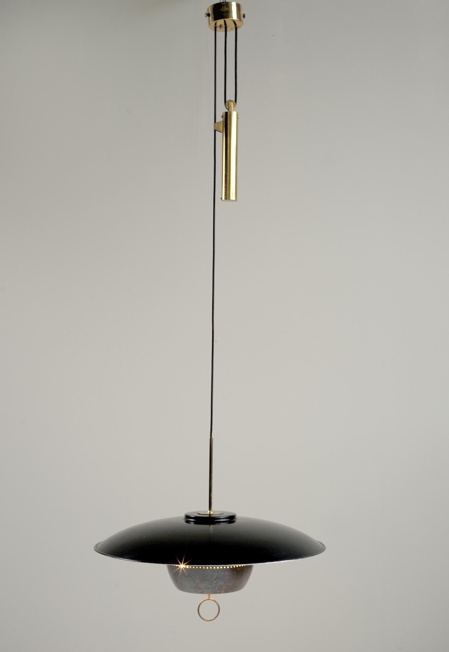 Rare counterweight suspension model A 5011 by Gaetano Scolari for Stilnovo, Italy 1950.
Golden brass or varnish, large reflector in black and matte white lacquered metal, black fabric thread.
Signed Stilnovo on the reflector.
Measures: Maximum