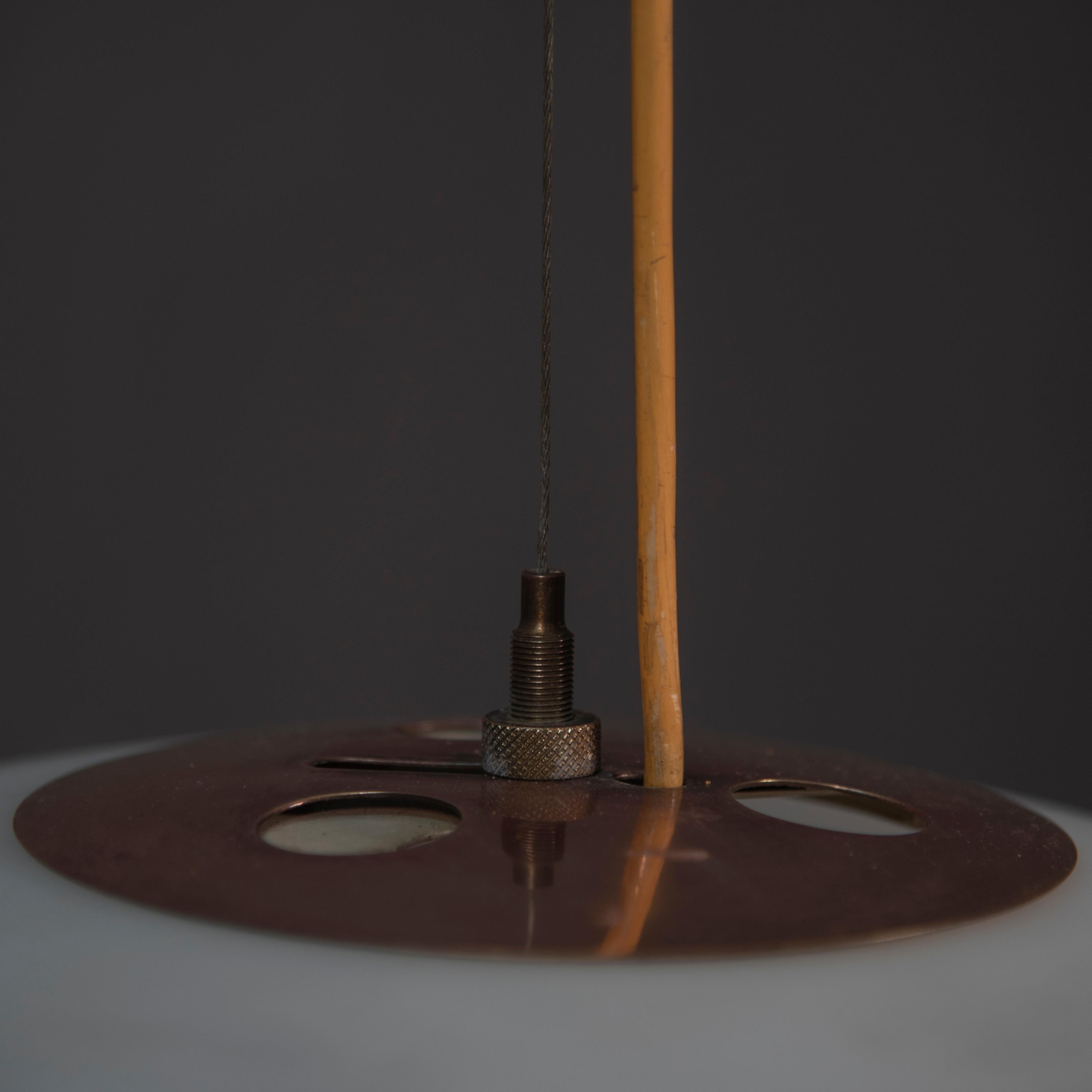 Il lampadario è montato su un baldacchino a cupola in ottone, la lunghezza del filo è leggermente regolabile con il dettaglio della carrucola.  
Lampada da soffitto Model 1187 di Gaetano Scolari per Stilnovo. 
Progettato e prodotto in Italia, nel