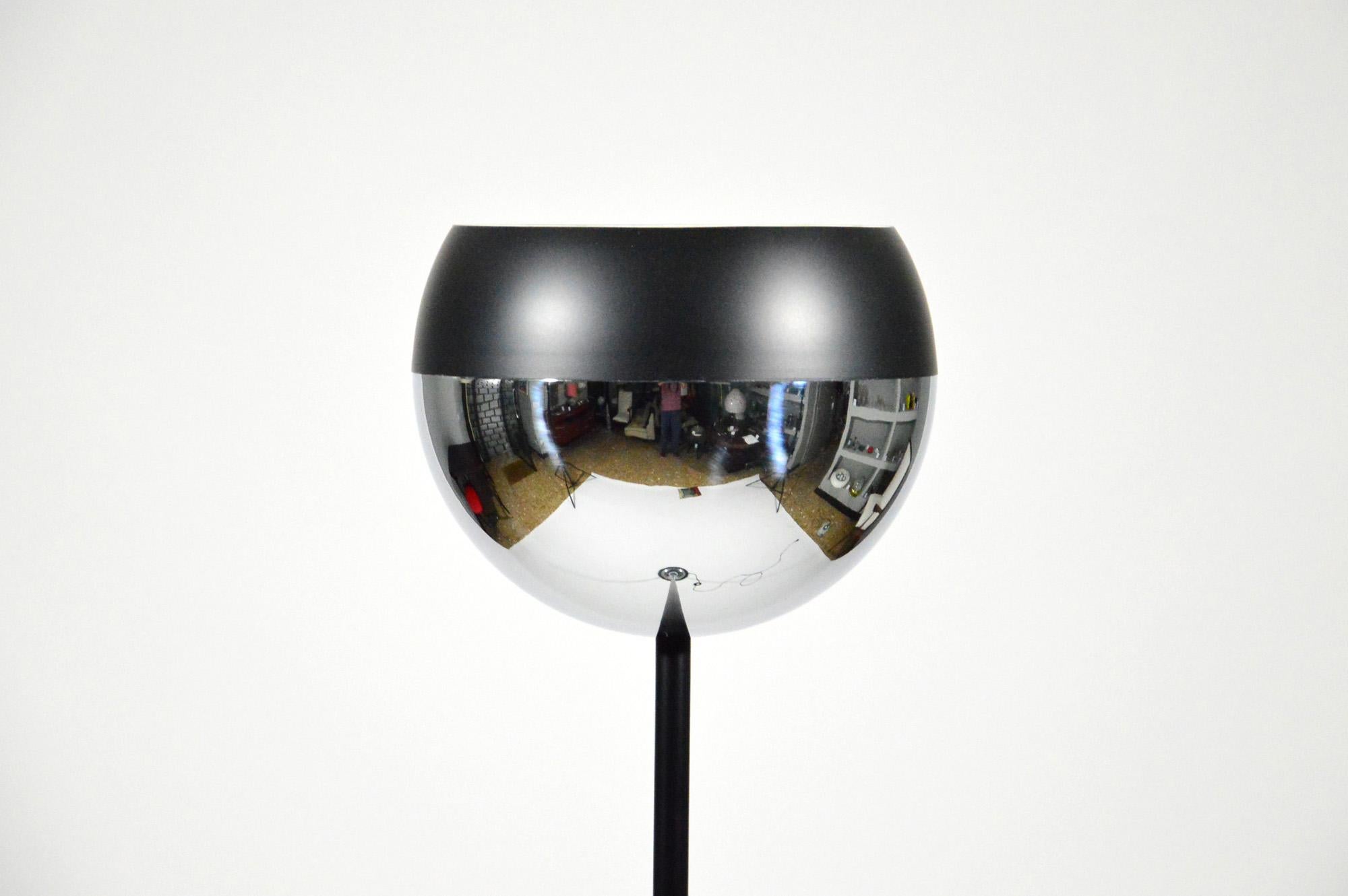 Floor lamp model 4079 designed in 1961 by Gaetano Scolari for Stilnovo, made of chromed and black painted metal.
Published on Domus n° 407, October 1963 and on Stilnovo catalogue n°11, October 1965.
In excellent condition, with original label.