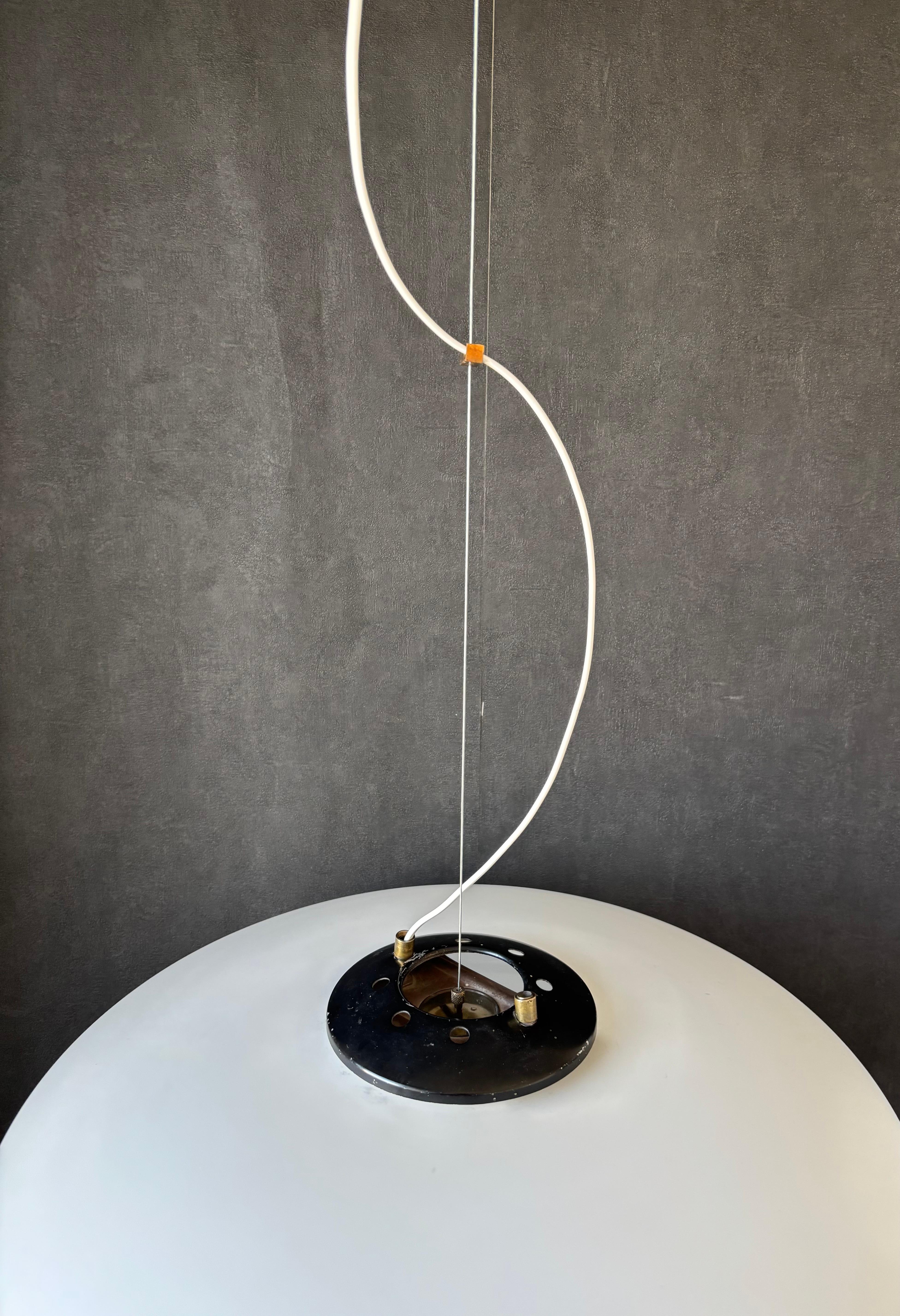 Gaetano Scolari
Lampada a sospensione UFO
Edizione originale Stilnovo
1955
Vetro opalino a tre strati
Diametro 55 x altezza 25 cm
Condizioni eccellenti 
1800 euro 