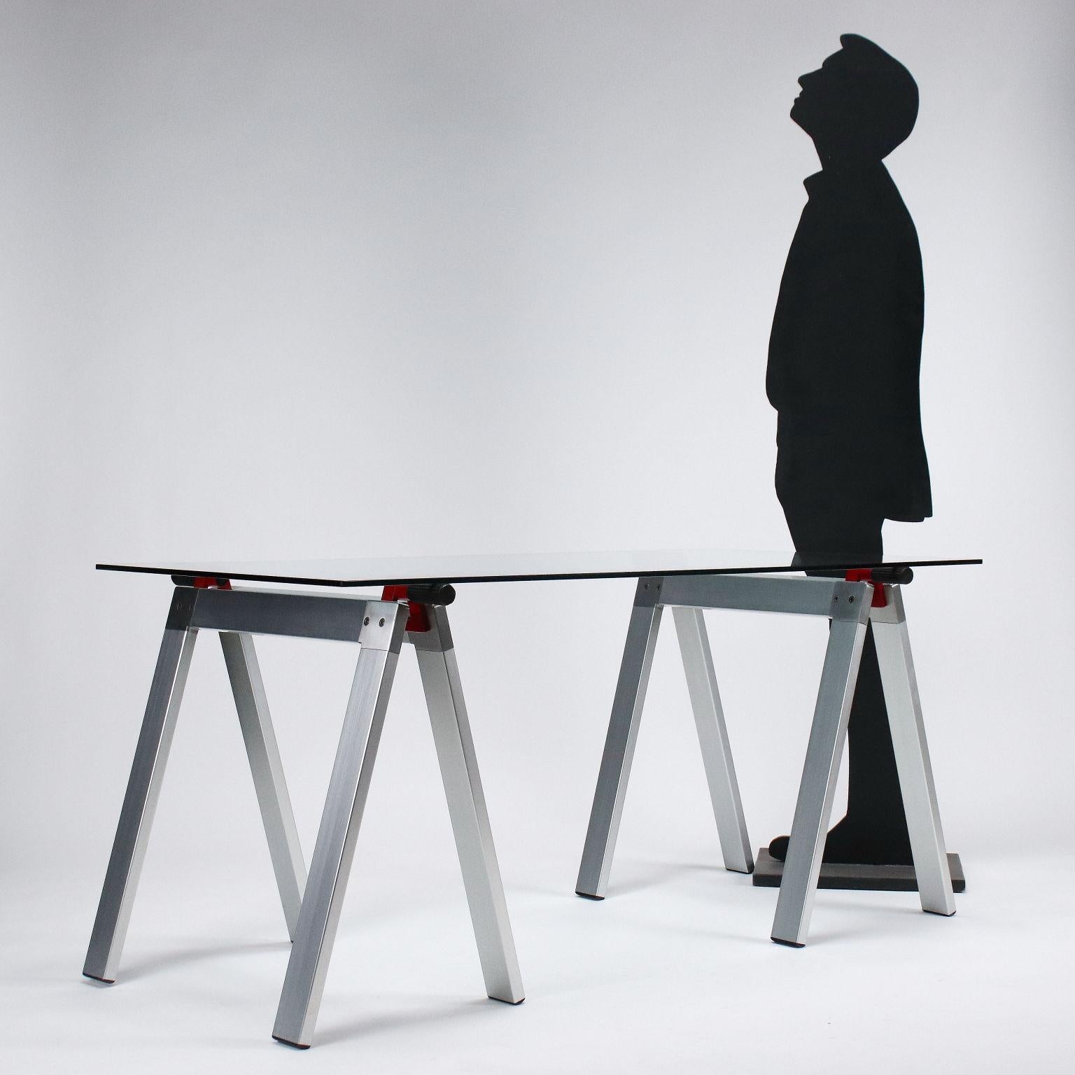 Table, base with 2 lockable aluminum trestles, glass top.