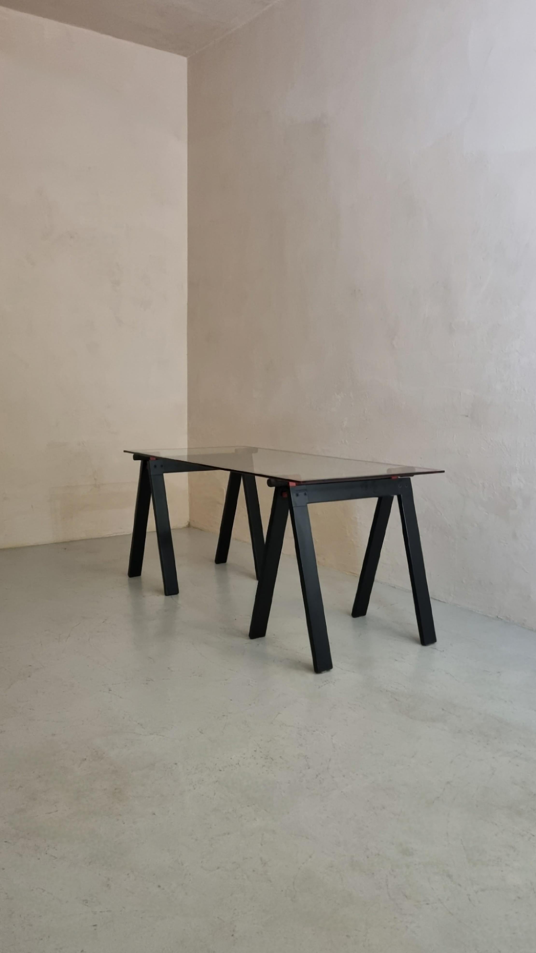 Mesa Gaetano diseñada por Gae Aulenti para Zanotta 1973.
Estructura de aluminio lacado, tapa de cristal decorada.
Excelente estado.

Gae Aulenti se formó en Milán en el grupo de jóvenes asociado a Ernesto Rogers; con él trabajó en la redacción de la
