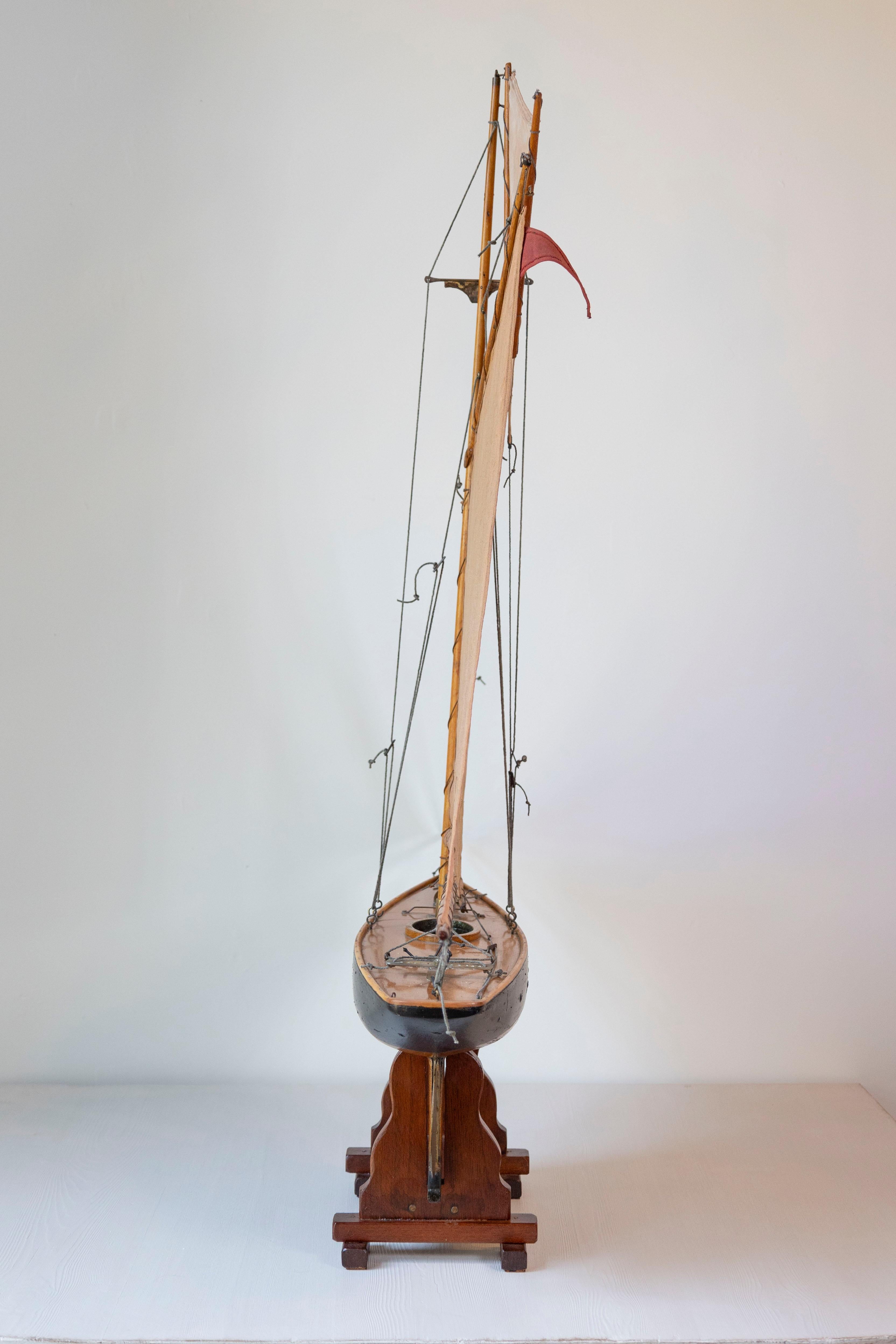 Gaff Cutter English 1920s Four Sail Pond Yacht on Stand with Solid Hull (yacht d'étang à quatre voiles anglais) en vente 4
