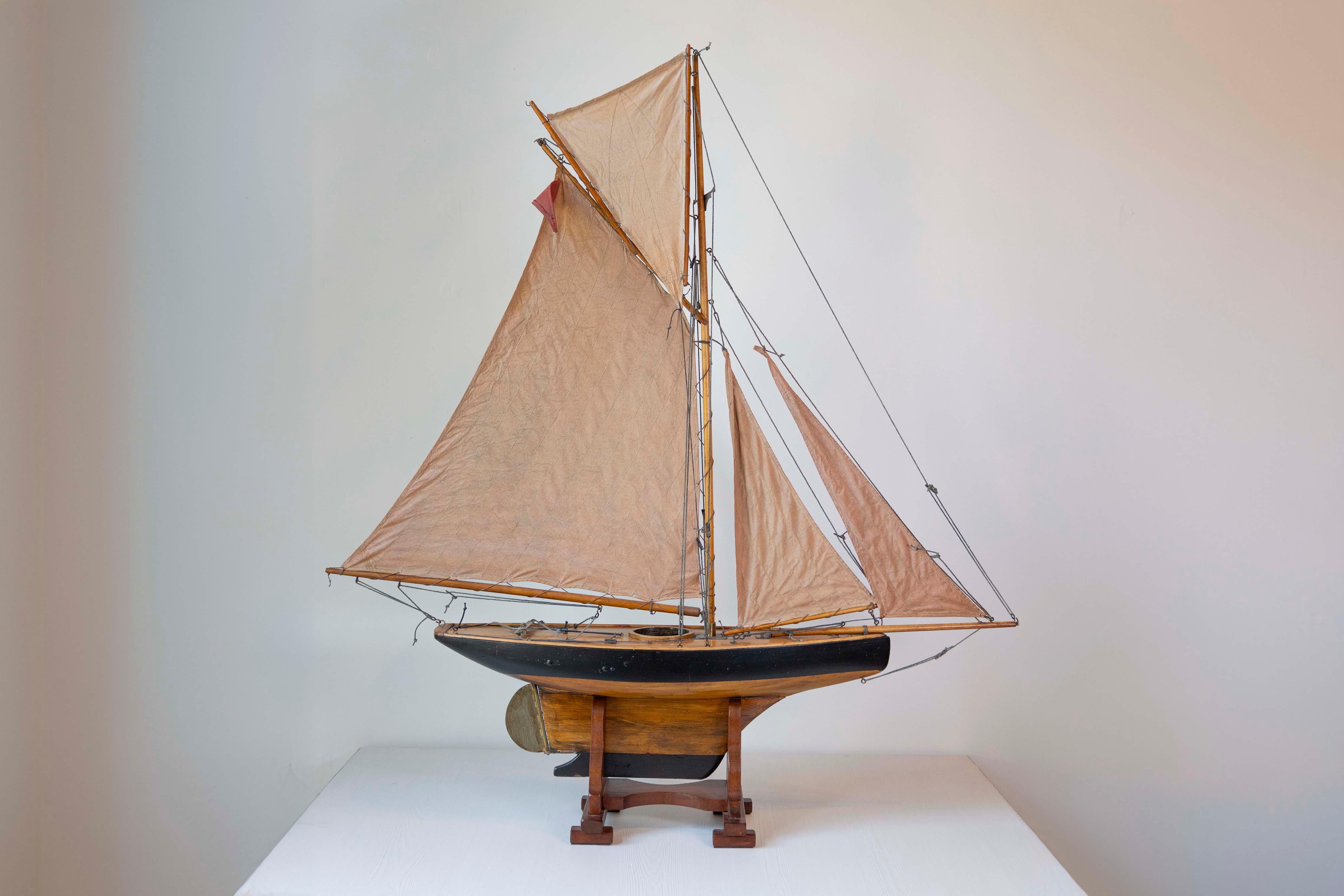 Gaff Cutter English 1920s Four Sail Pond Yacht on Stand with Solid Hull (yacht d'étang à quatre voiles anglais) en vente 5