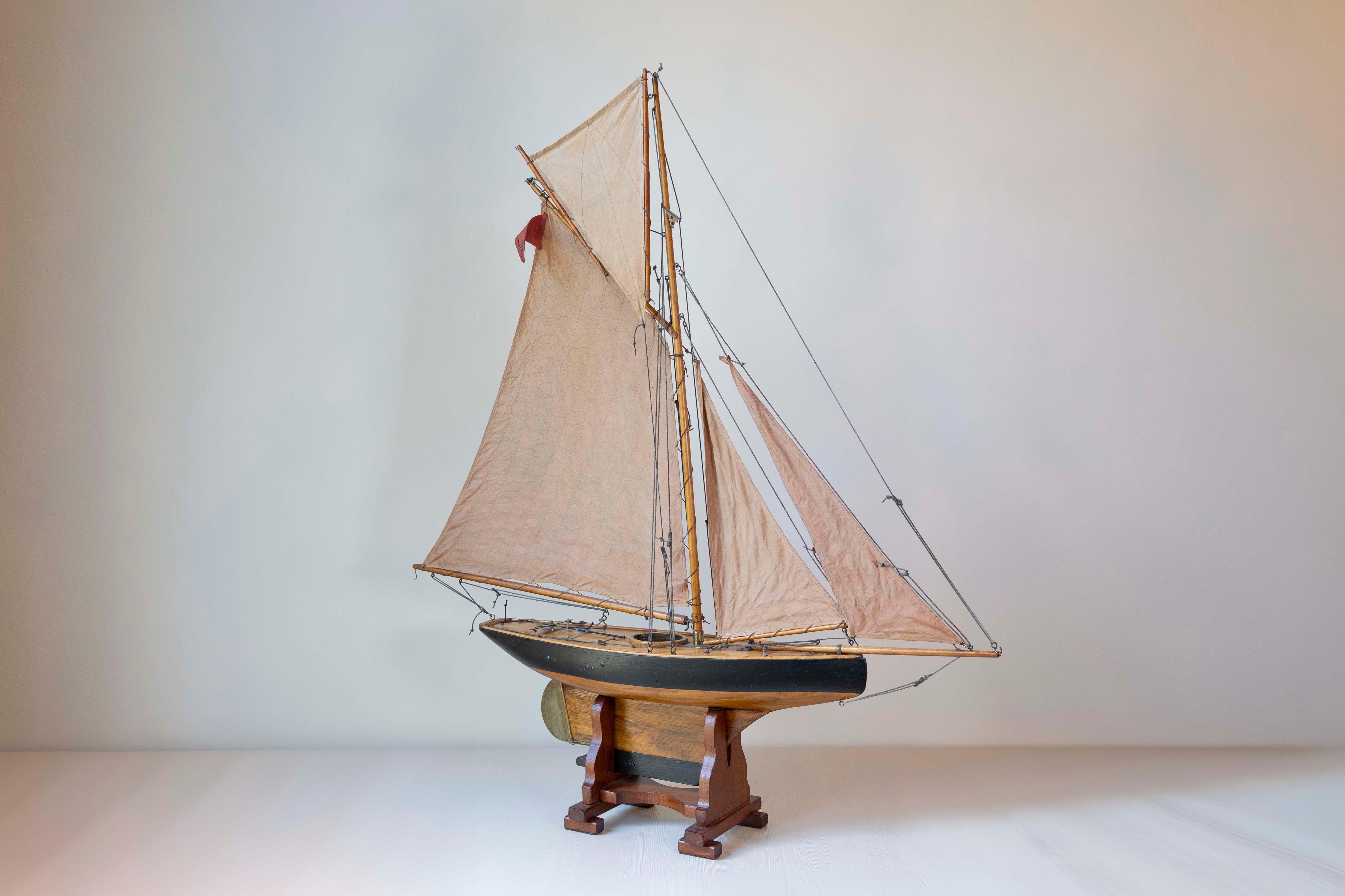 Gaff Cutter English 1920s Four Sail Pond Yacht on Stand with Solid Hull (yacht d'étang à quatre voiles anglais) en vente 6