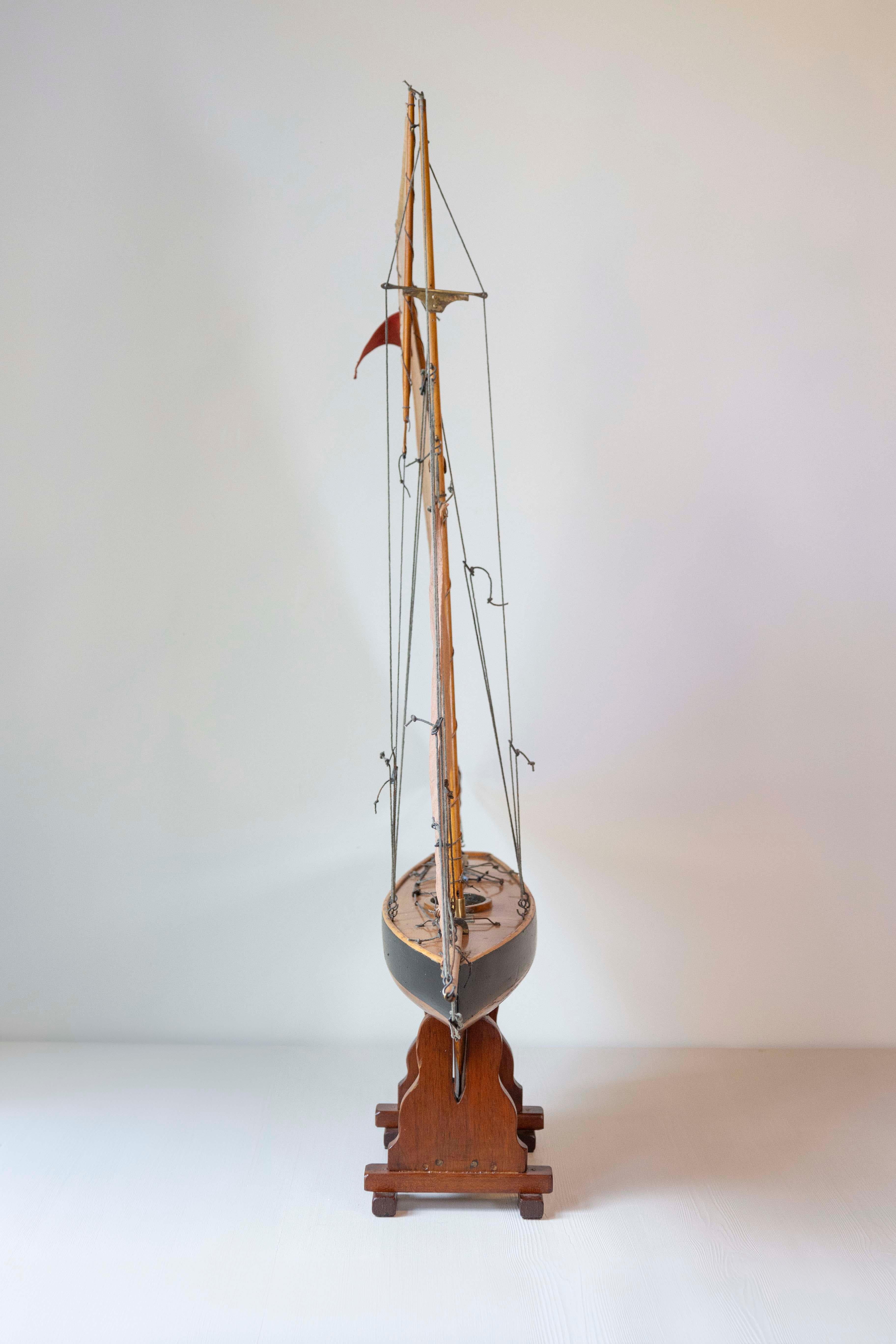 Gaff Cutter English 1920s Four Sail Pond Yacht on Stand with Solid Hull (yacht d'étang à quatre voiles anglais) en vente 7